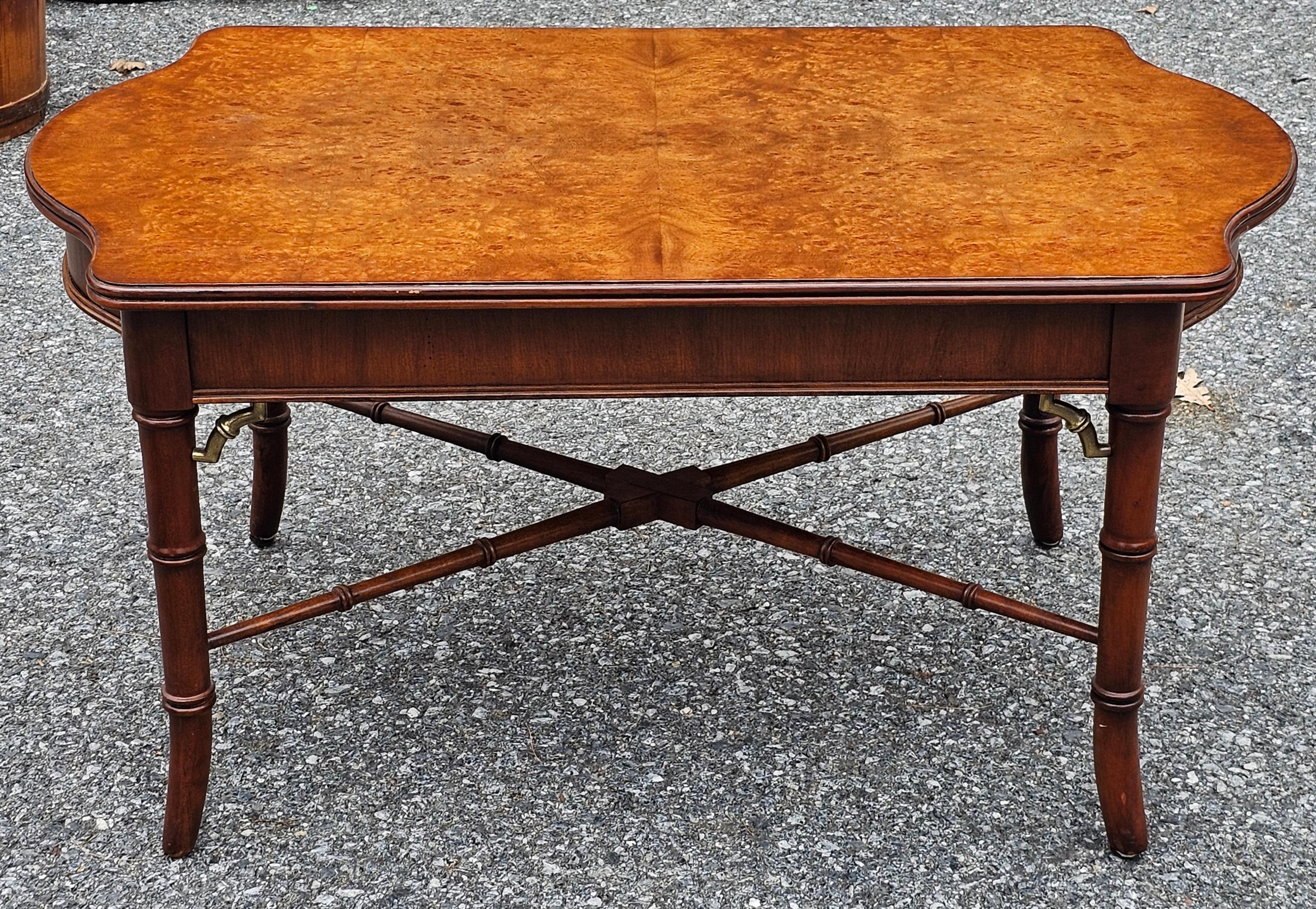 Table à cocktail en bois fruitier, érable birdeye, faux bambou et acajou, de style Regency, de Lexington Furniture.
Mesure 38