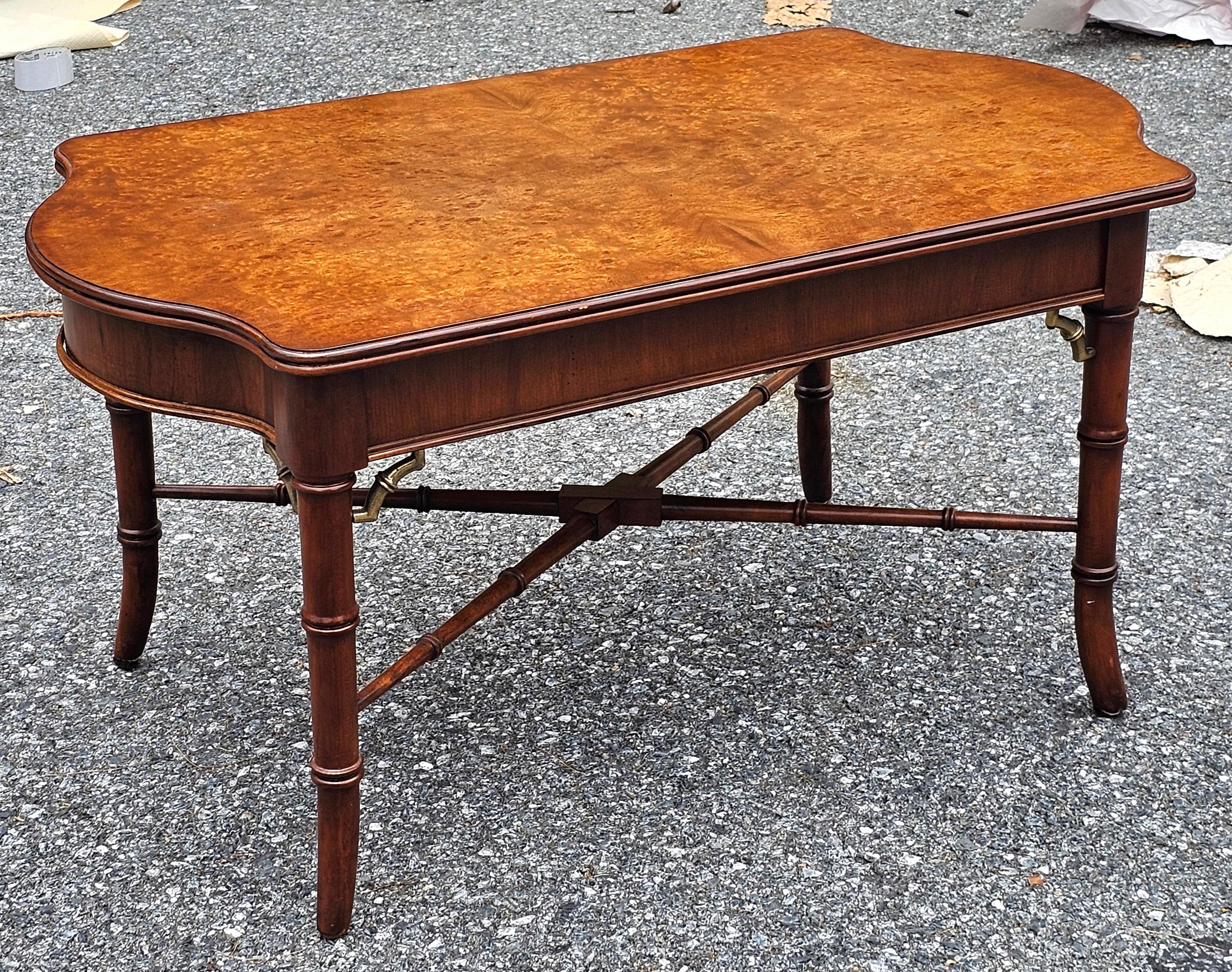 Américain Lexington Regency Style Table Cocktail en bois fruitier mélangé en vente