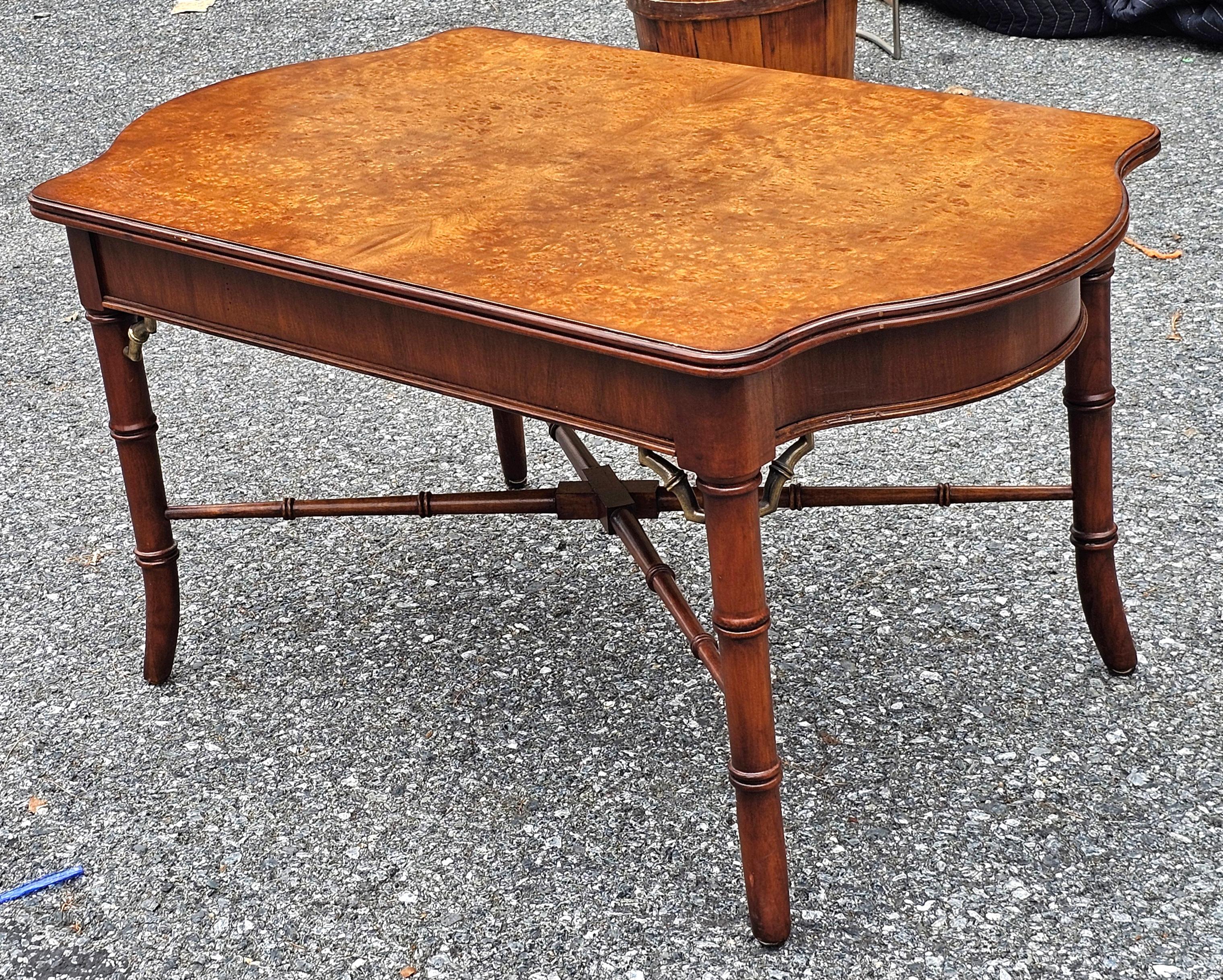Tacheté Lexington Regency Style Table Cocktail en bois fruitier mélangé en vente