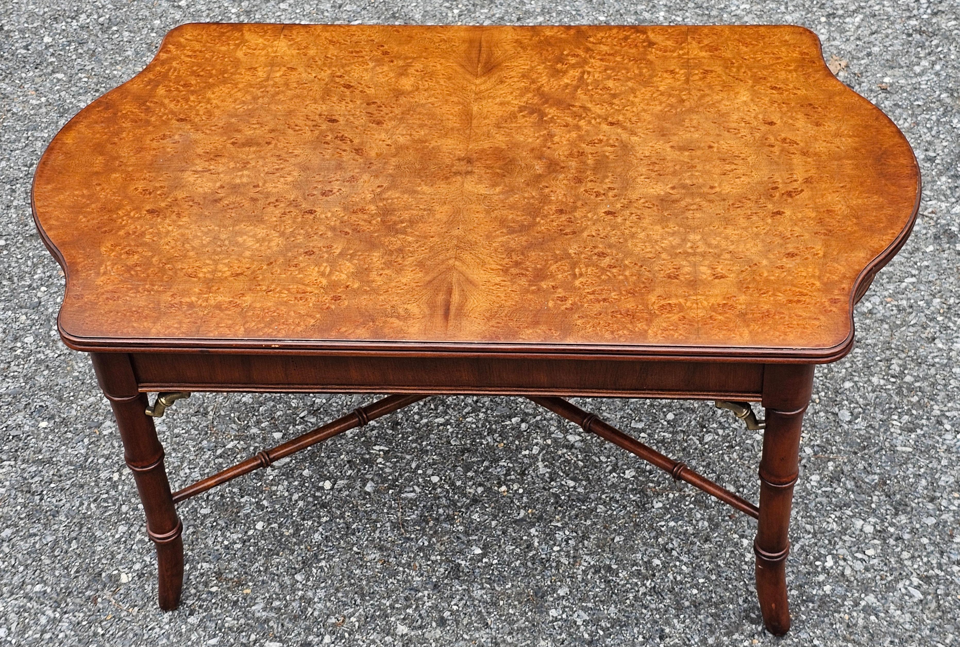 Lexington Regency Style Table Cocktail en bois fruitier mélangé Bon état - En vente à Germantown, MD