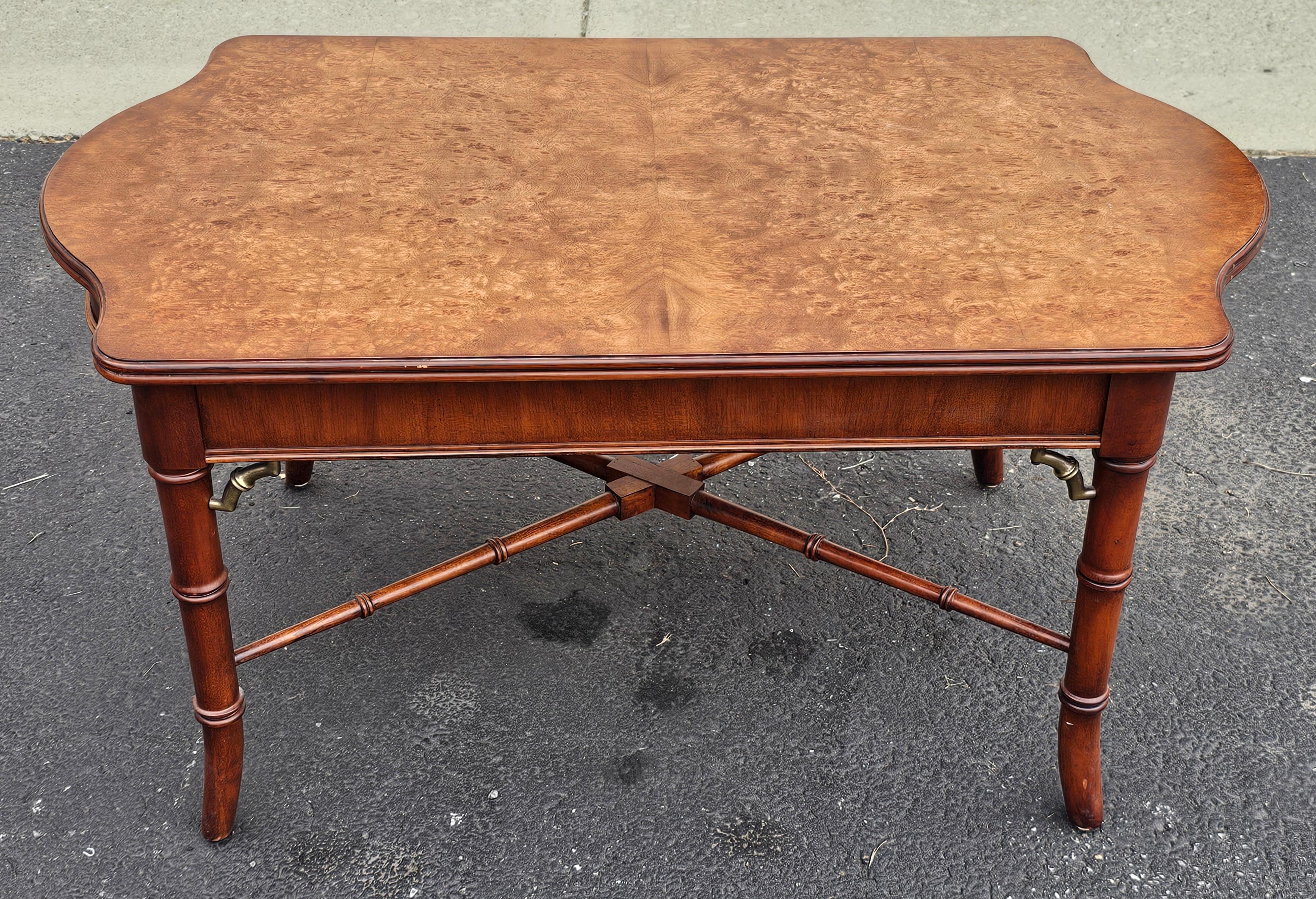Lexington Regency Style Table Cocktail en bois fruitier mélangé en vente 1