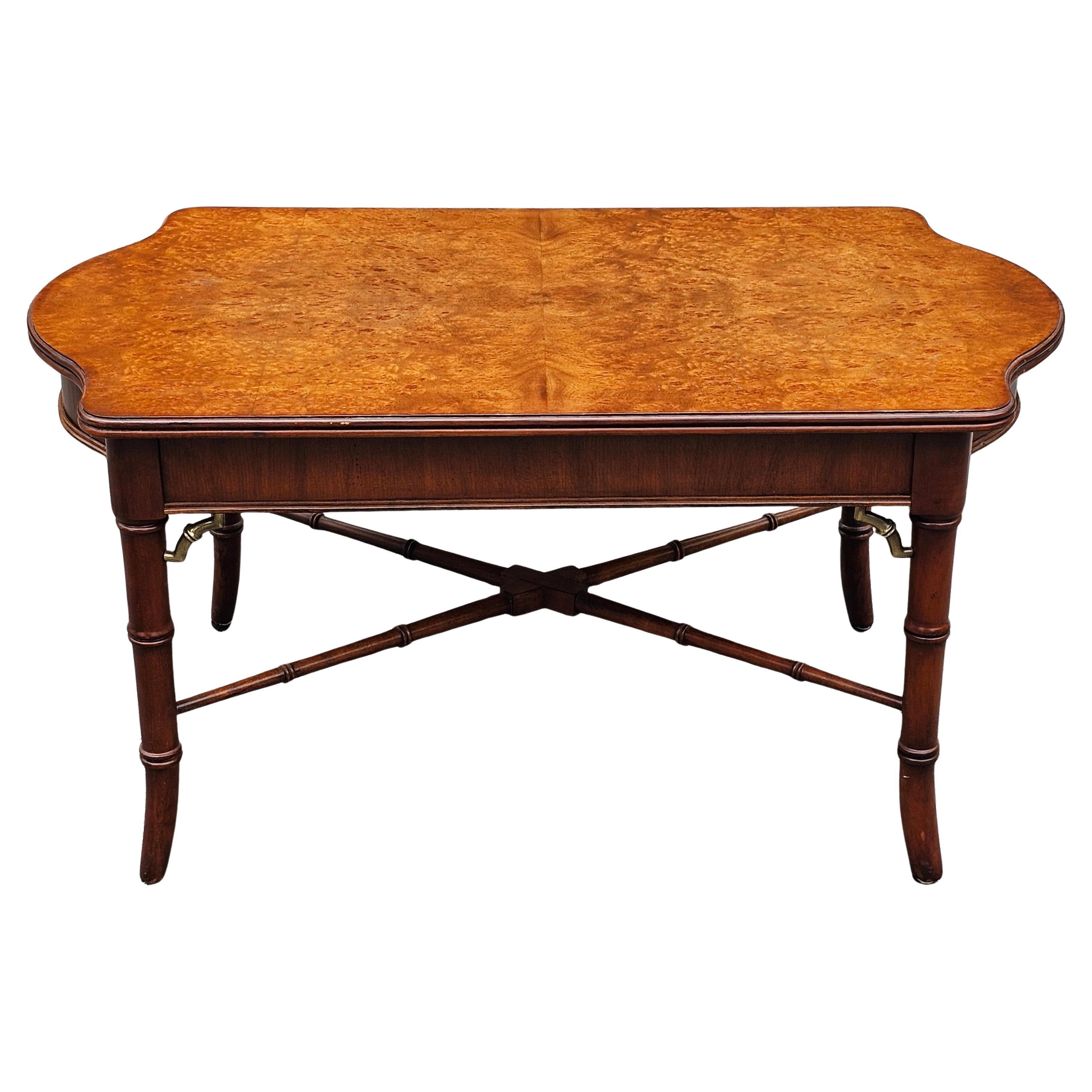 Lexington Regency Style Table Cocktail en bois fruitier mélangé en vente