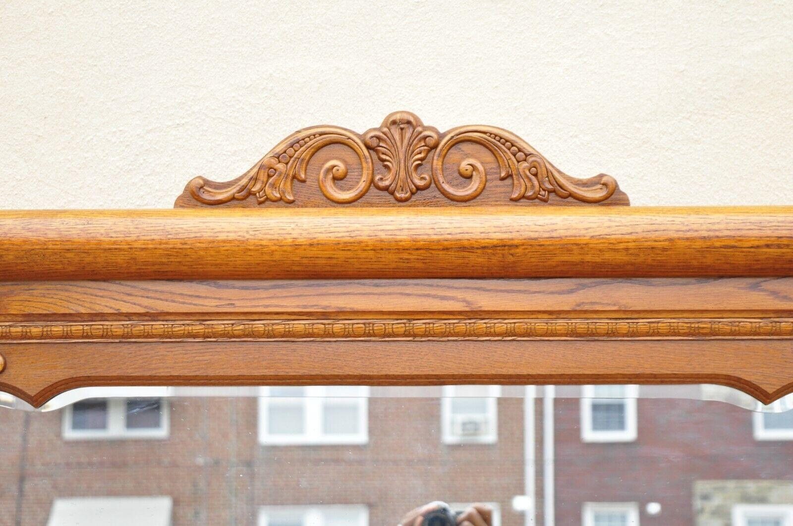 Lexington Viktorianische Dreifach-Kommode aus Eichenholz mit Spiegel im Zustand „Gut“ im Angebot in Philadelphia, PA
