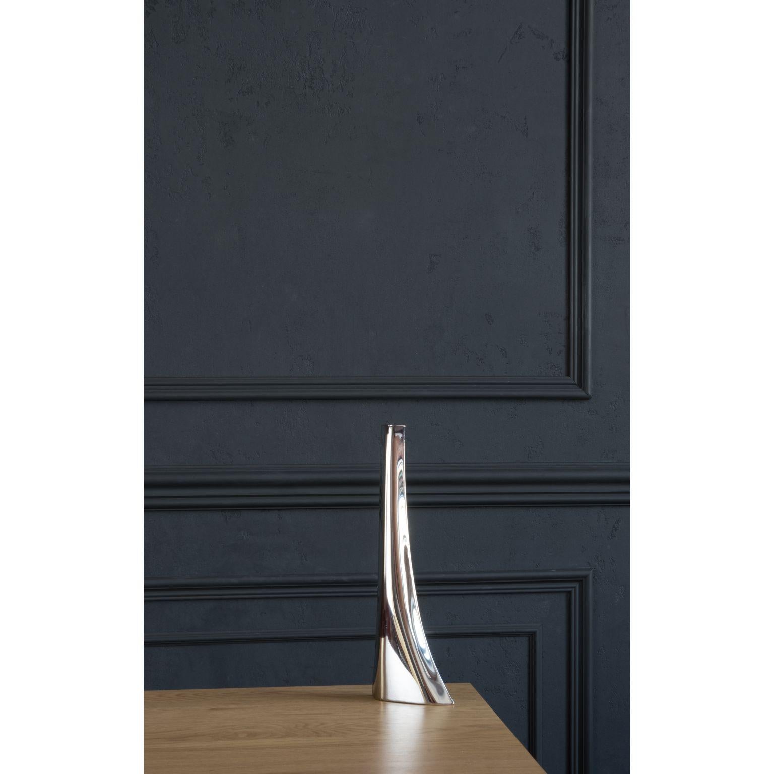 Leyki Vase 27 by Zieta
Dimensions: D 16 x W 11 x H 27 cm.
Materials: Polished stainless steel.

Multifunctional subtlety
Leyki is a functional object with an architectural twist. It saturates expression
from slenderness and gloss. It translates