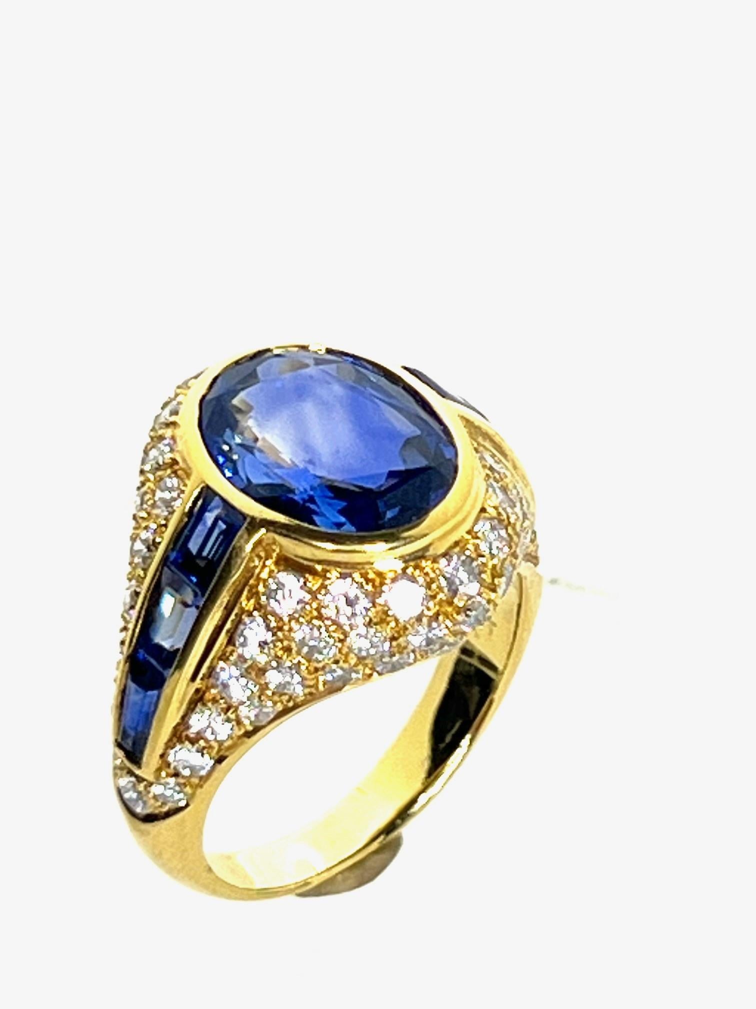 18k Yellow Gold (7.90g) Ring, set with:

1x Sapphire (Ceylon, Royal-Blue, No heat, 4.89ct)

6x Sapphire (fac., trapeze-cut, 1.11ct)

70x Diamonds (brilliant-cut, TW/vsi, 1.2-1.3mm, 1.55ct)