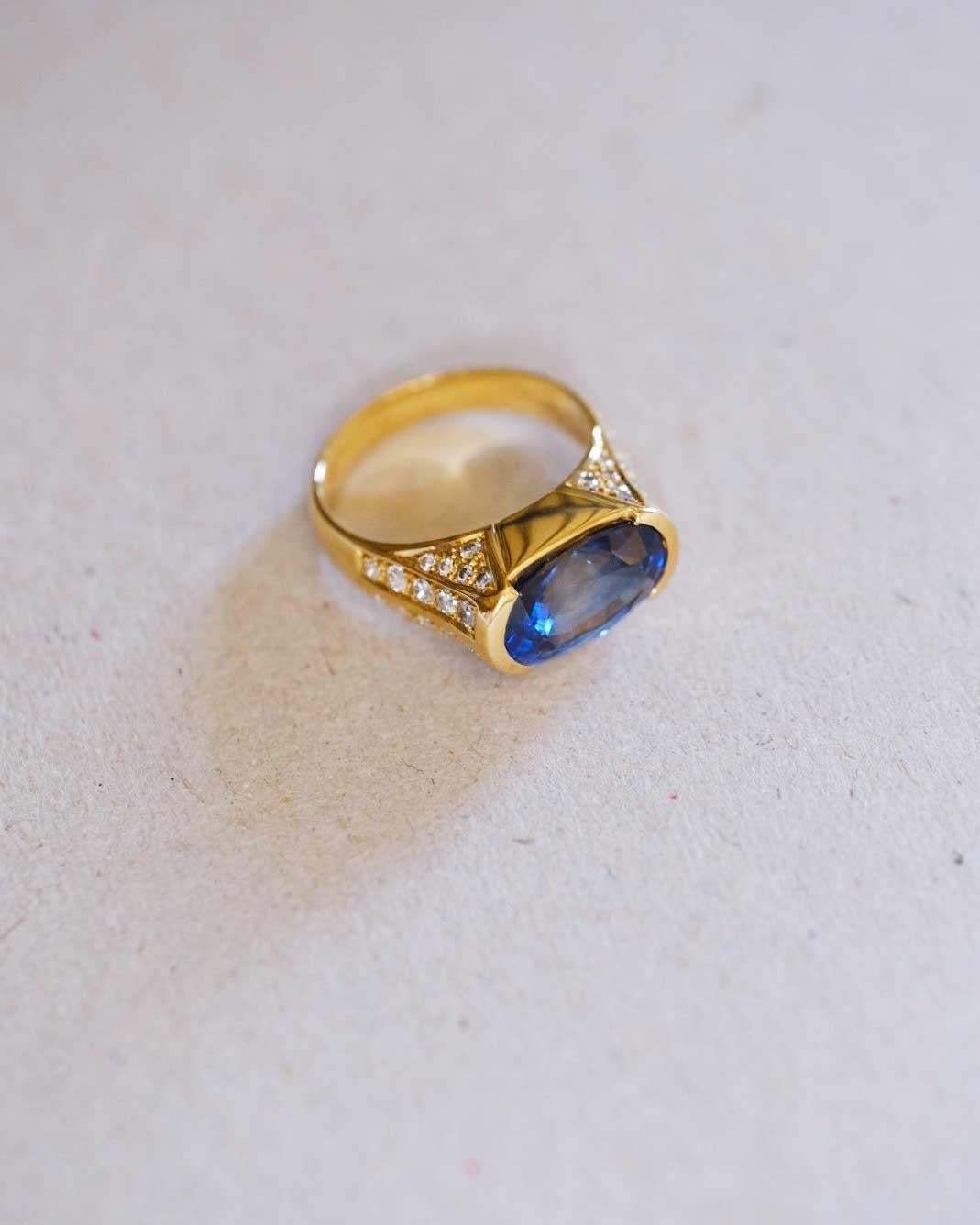 Leyser 18k Yellow Gold (6.41g) ring, set with:

1x Sapphire (fac., no heat, oval, 12×7.5mm, 4.70ct)

40x Diamonds (brilliant-cut, 1.2-1.3mm, TW/vsi, 0.51ct)