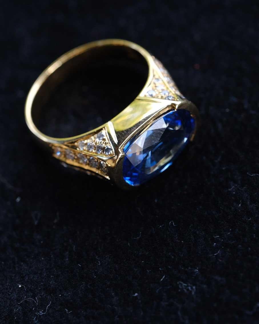 Women's or Men's Leyser 18k Gold Sapphire Diamond Ring For Sale