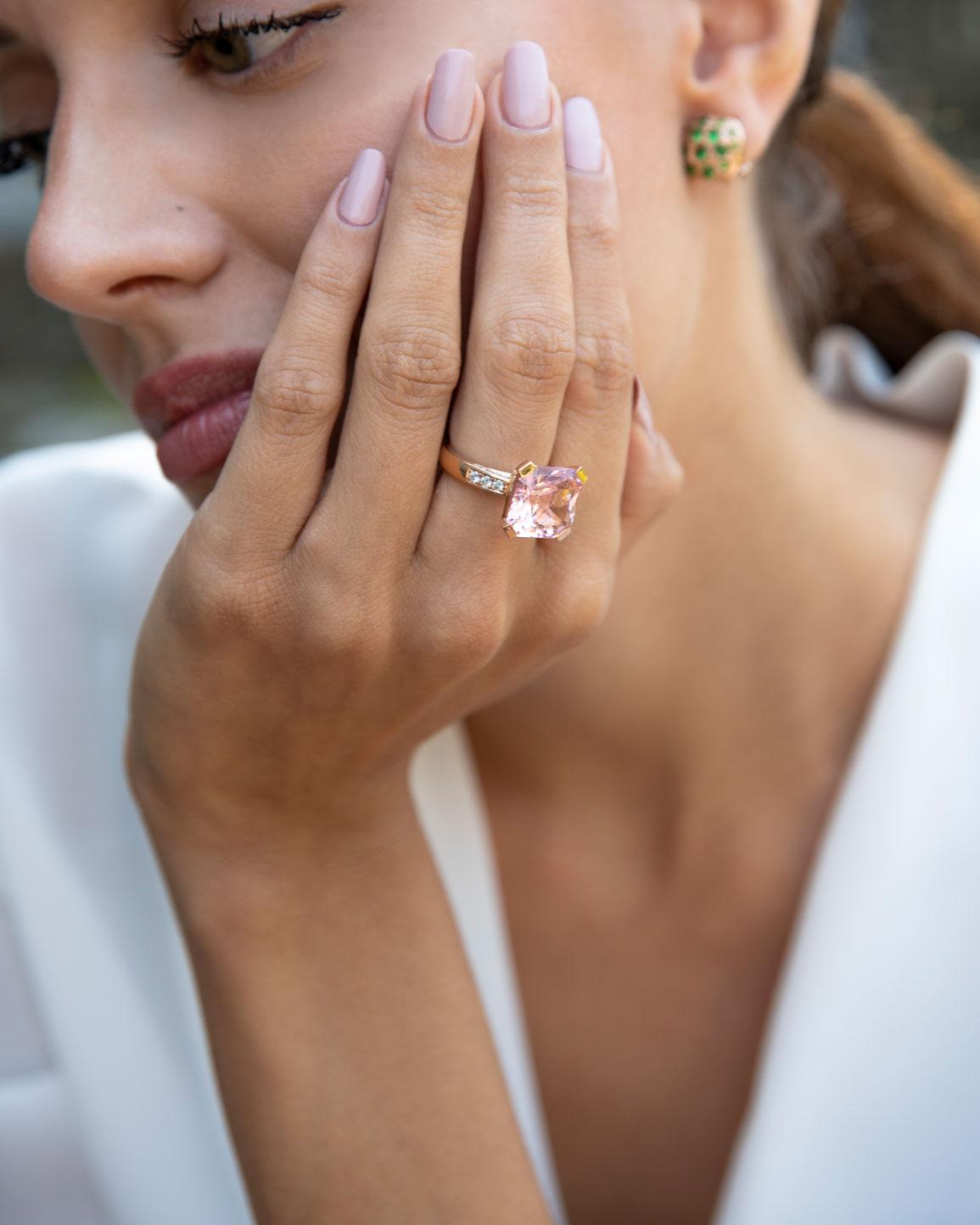 Thomas Leyser is renowned for his contemporary jewellery designs utilizing fine gemstones.

This 18k red gold ring is set with 1x fine Morganite in magnificient colour with intensiv pink colour (radiant cut, octagon shape, 13x13mm, 8.14 carat) & 26x