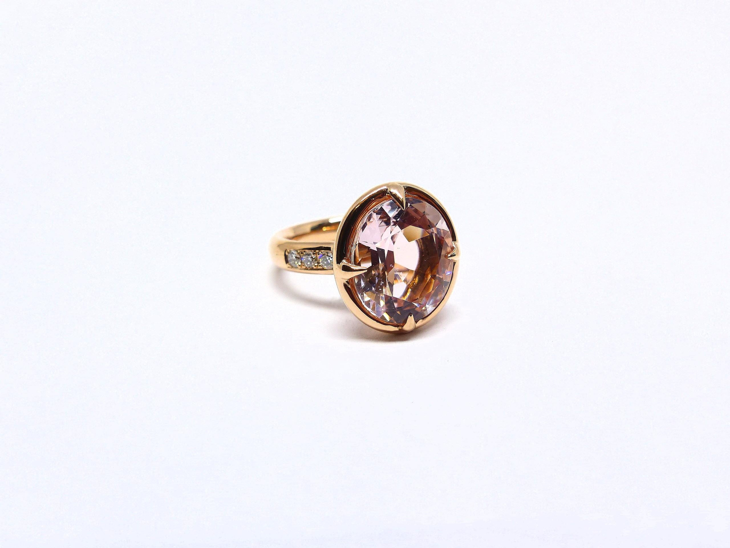 18k Rose Gold Ring (10g) set with: 

1x fine Morganite in intensiv pink colour and large facettes (oval, 13x11mm, 5.98ct) 

10x Diamonds (brilliant-cut, 2mm, 0.31cts) 

Ringsize: 6 3/4. 