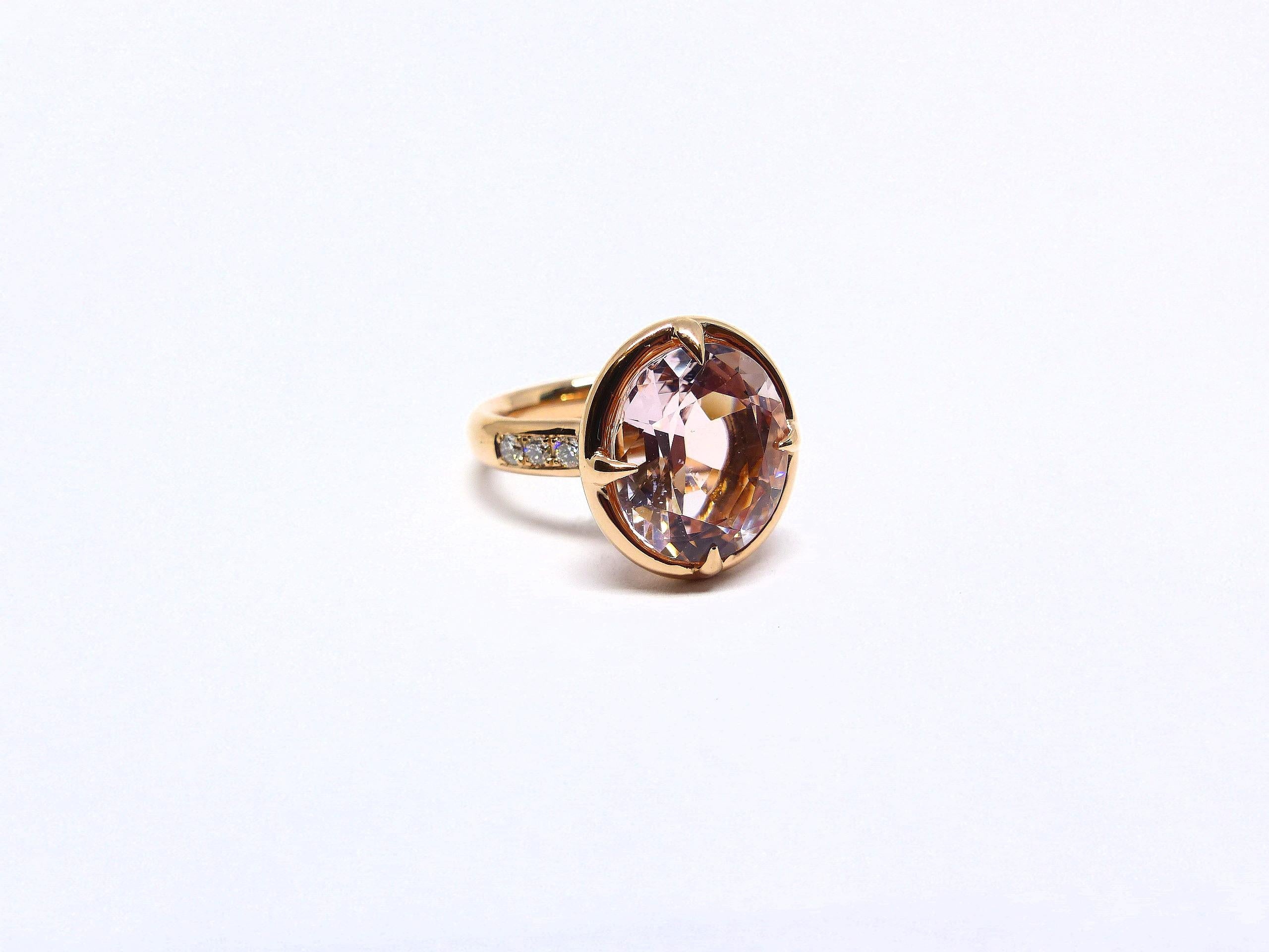 Bague en or rose 18k (10g) sertie de : 

1x Morganite fine en couleur rose intense et grandes facettes (ovale, 13x11mm, 5.98ct) 

10x diamants (taille brillant, 2mm, 0.31cts) 

Taille de la bague : 6 3/4. 