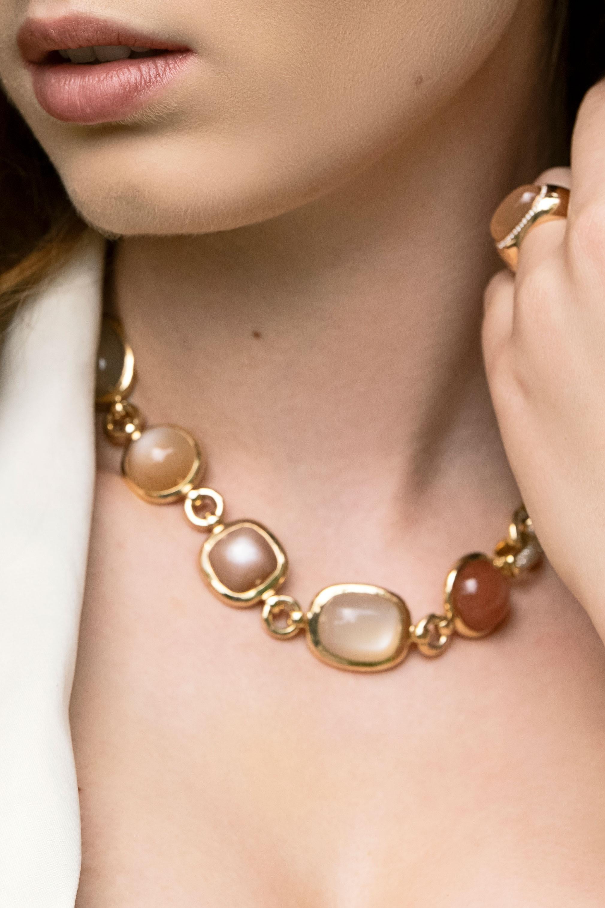Thomas Leyser è famoso per i suoi design di gioielli contemporanei che utilizzano pietre preziose e diamanti colorati.

Questa collana in oro rosa 18k (124,36g) è incastonata con 13x Cabouchon di pietra di luna multicolore (marrone, arancione,