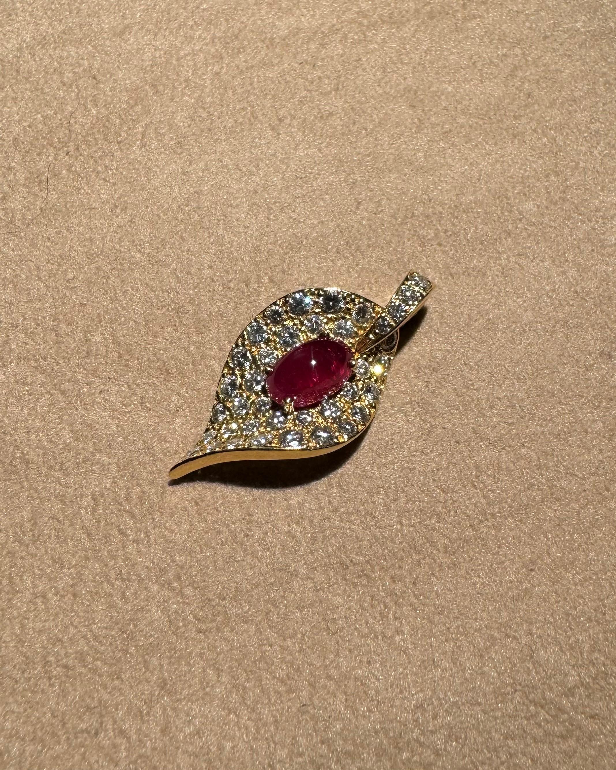 Cabochon Ciondolo con rubino in oro rosa 18k LEYSER in vendita