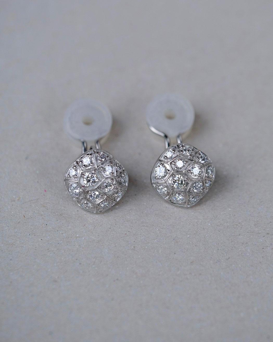 Boucles d'oreilles en or blanc avec 26 diamants, 1,56 carat. en vente 2