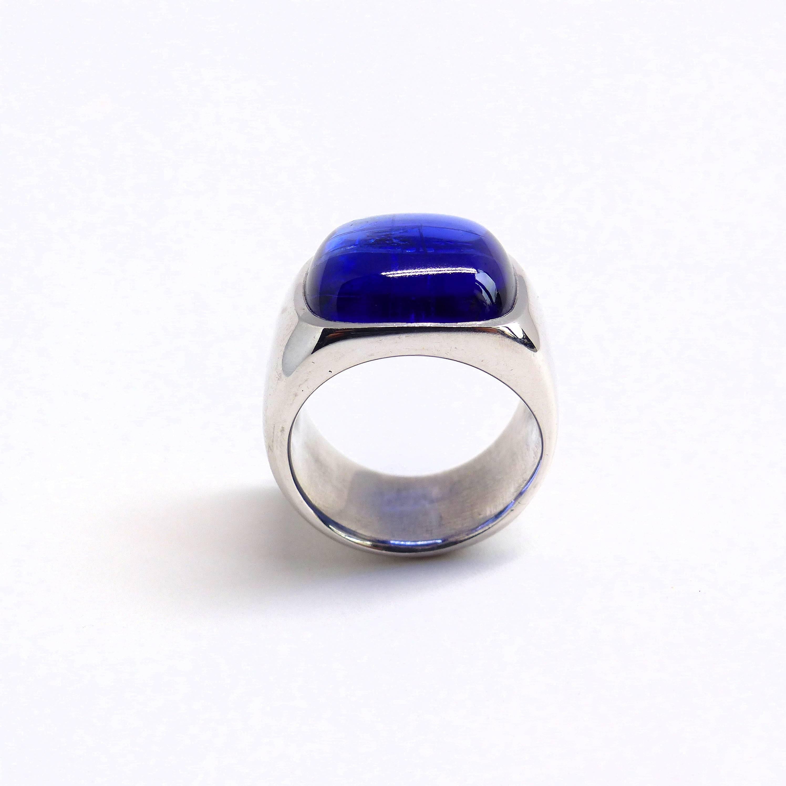 Contemporain Bague en or blanc avec 1 cabochon en tansanite coussin de 16 x 16 mm, 15,55 carats. en vente