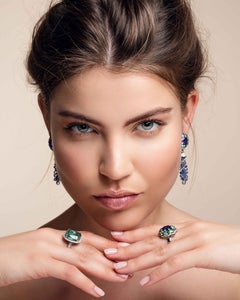 Anello in oro bianco con 1 tormalina a forma di cuscino e diamanti.