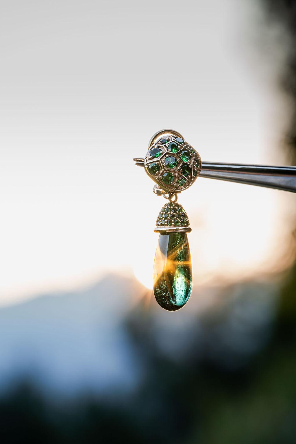 Ces boucles d'oreilles exquises sont l'affirmation ultime d'un luxe polyvalent, conçu pour se transformer en toute transparence du jour à la nuit. Fabriquée à la main en or rose 750, cette paire convertible présente un poids total impressionnant de