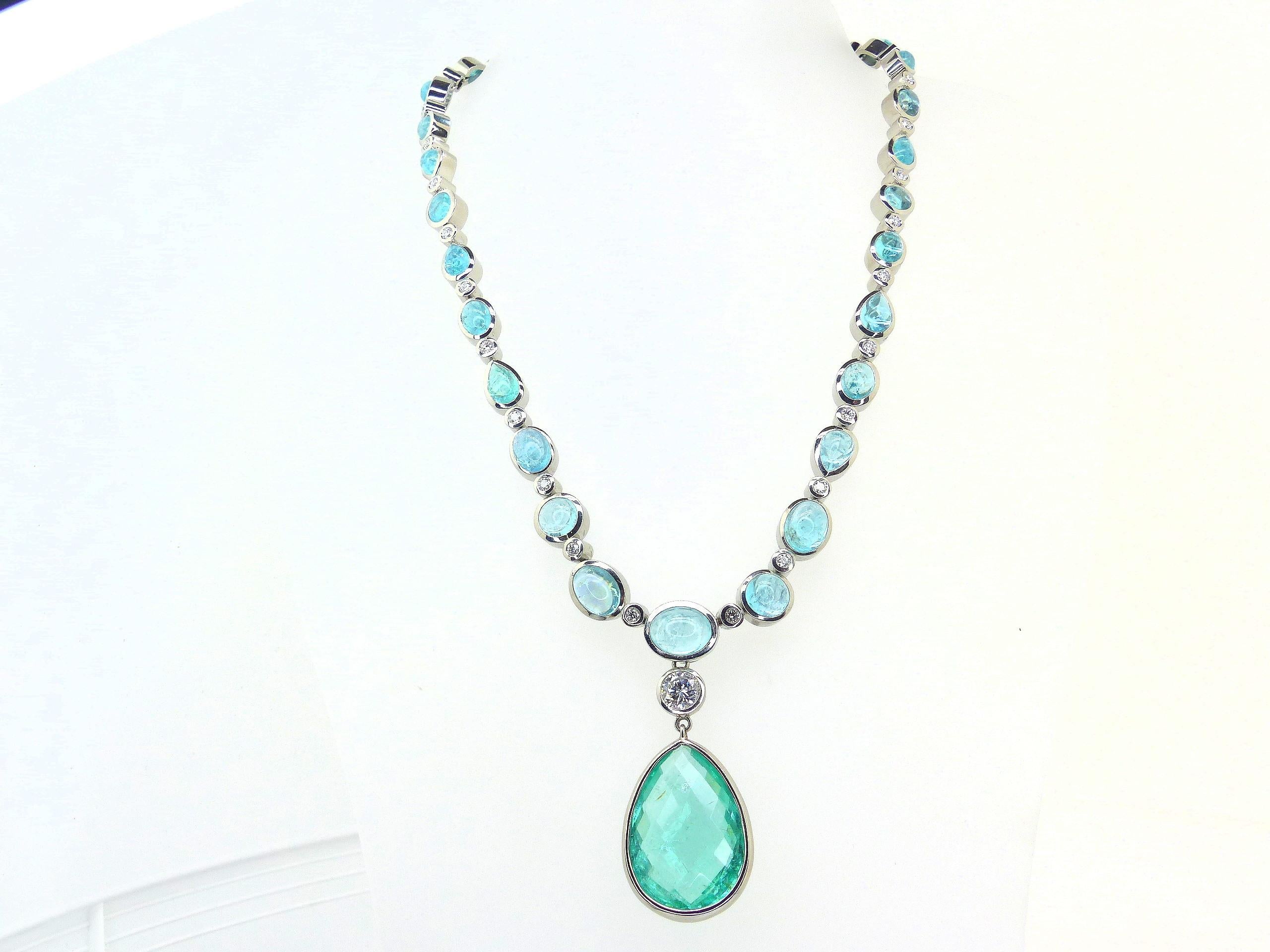 Taille briolette Pendentif en platine avec 1 briolett de tourmaline Paraiba bleu/vert et 1 diamant. en vente