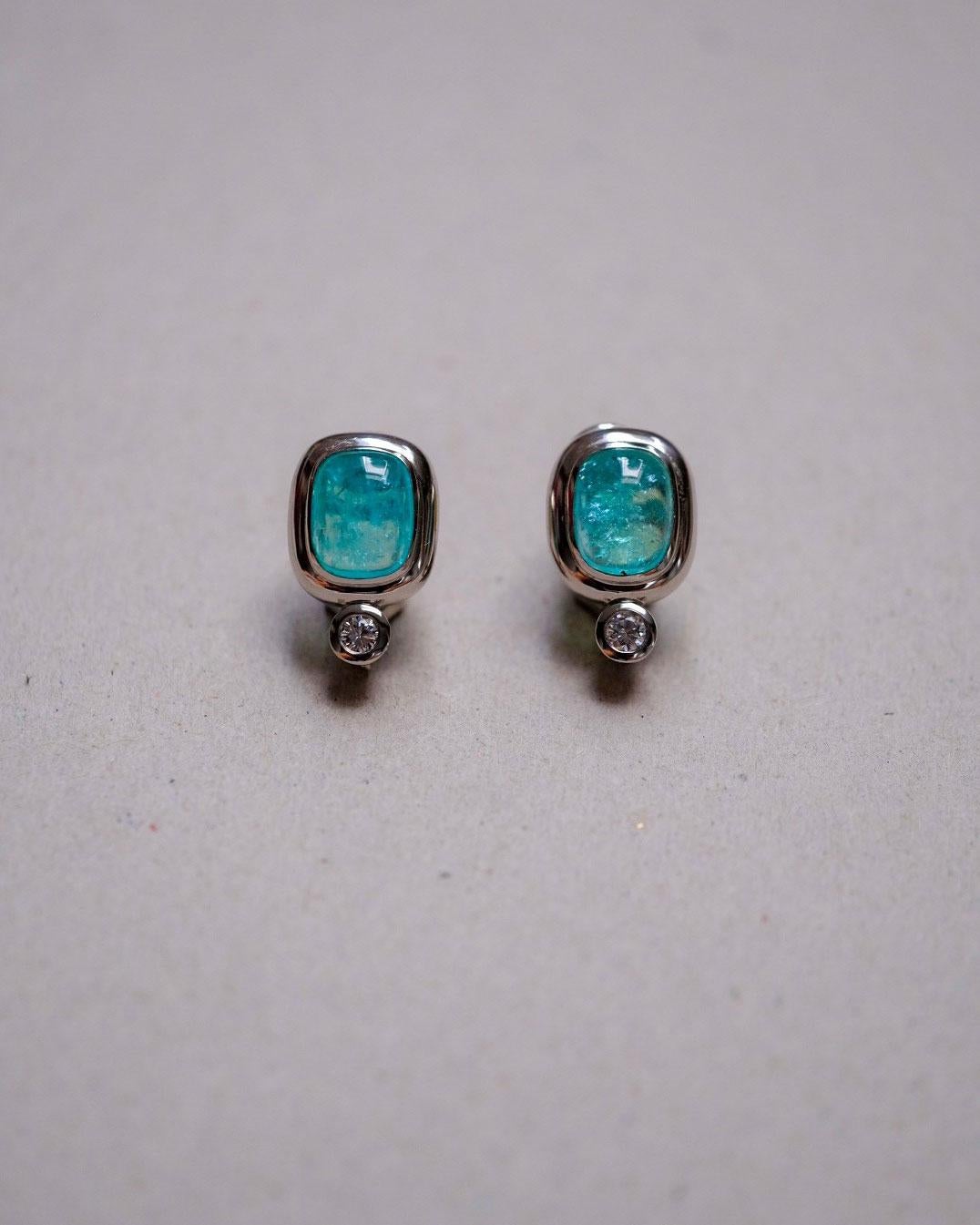 Earrings in Platinum with 2 green Paraiba Tourmaline Cabouchons and 2 Diamonds In New Condition For Sale In Idar-Oberstein, DE