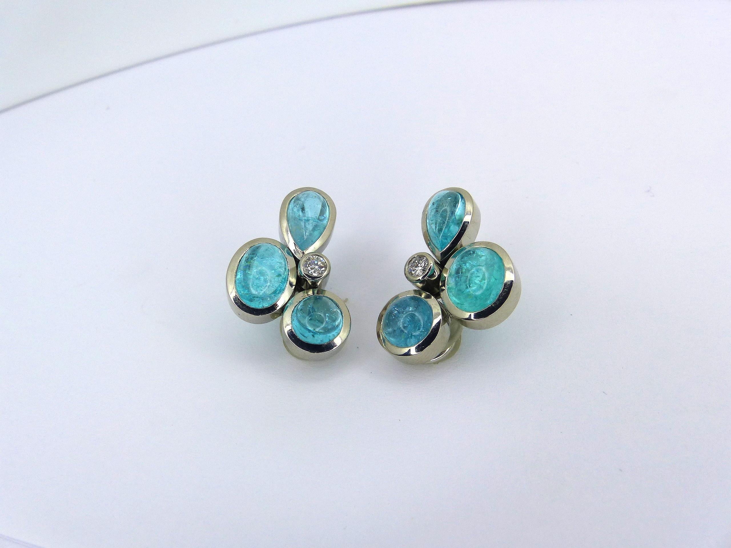 Earrings in Platinum with 6 Paraiba Tourmaline Cabouchons and 2 Diamonds In New Condition For Sale In Idar-Oberstein, DE