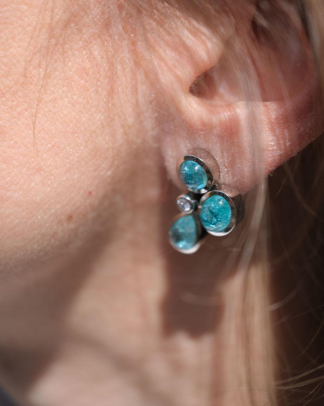 Earrings in Platinum with 6 Paraiba Tourmaline Cabouchons and 2 Diamonds For Sale 2