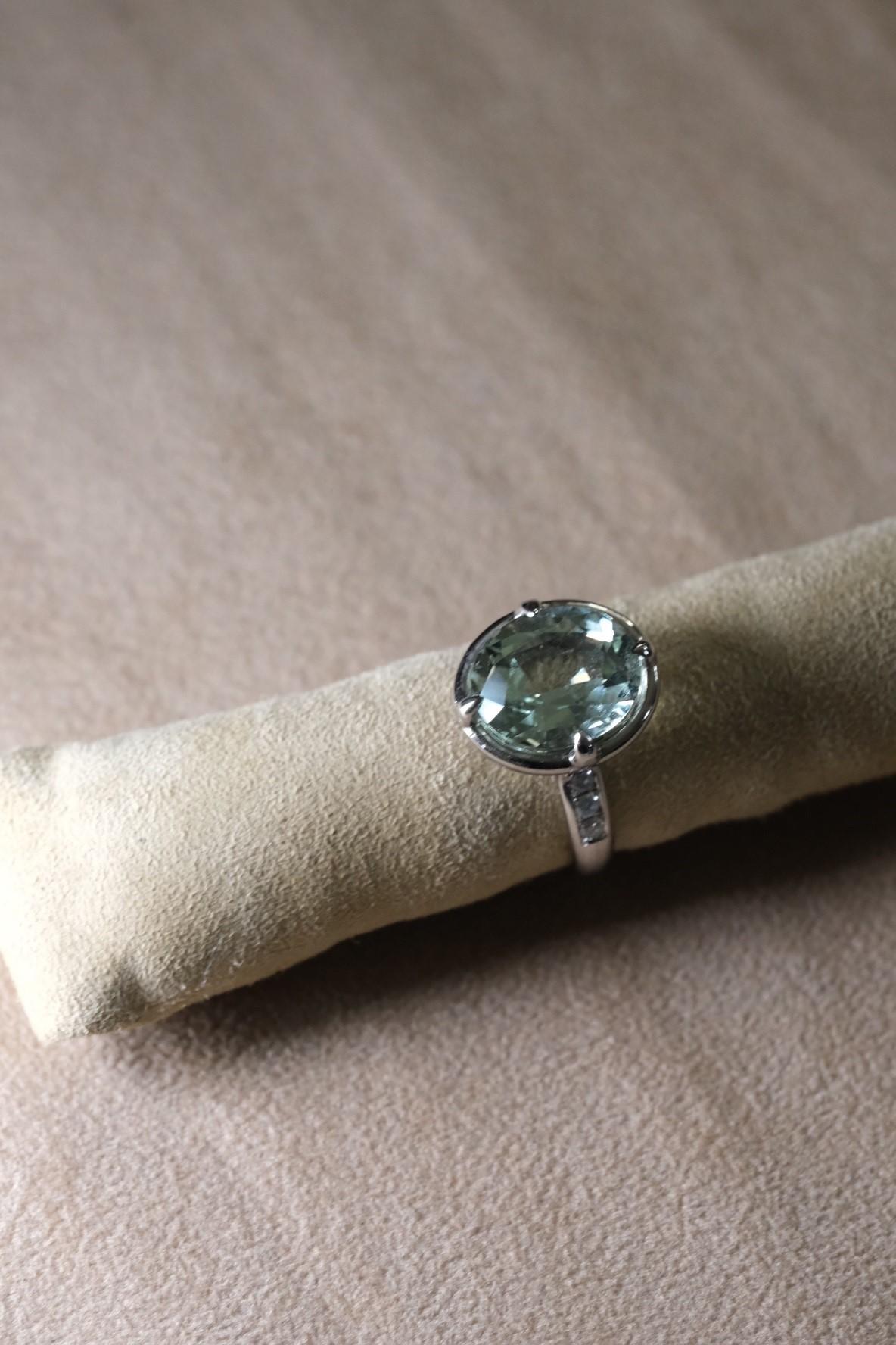 Platinum Ring (950/PL, 12.9g) featuring:

- 1 faceted Heliodor (oval, 13x11mm)
- 6 brilliant-cut Diamonds (round, 2mm, D/VS)

A sophisticated piece that exudes elegance and fine craftsmanship.

Available also set with Morganites (pink) or Aquamarine