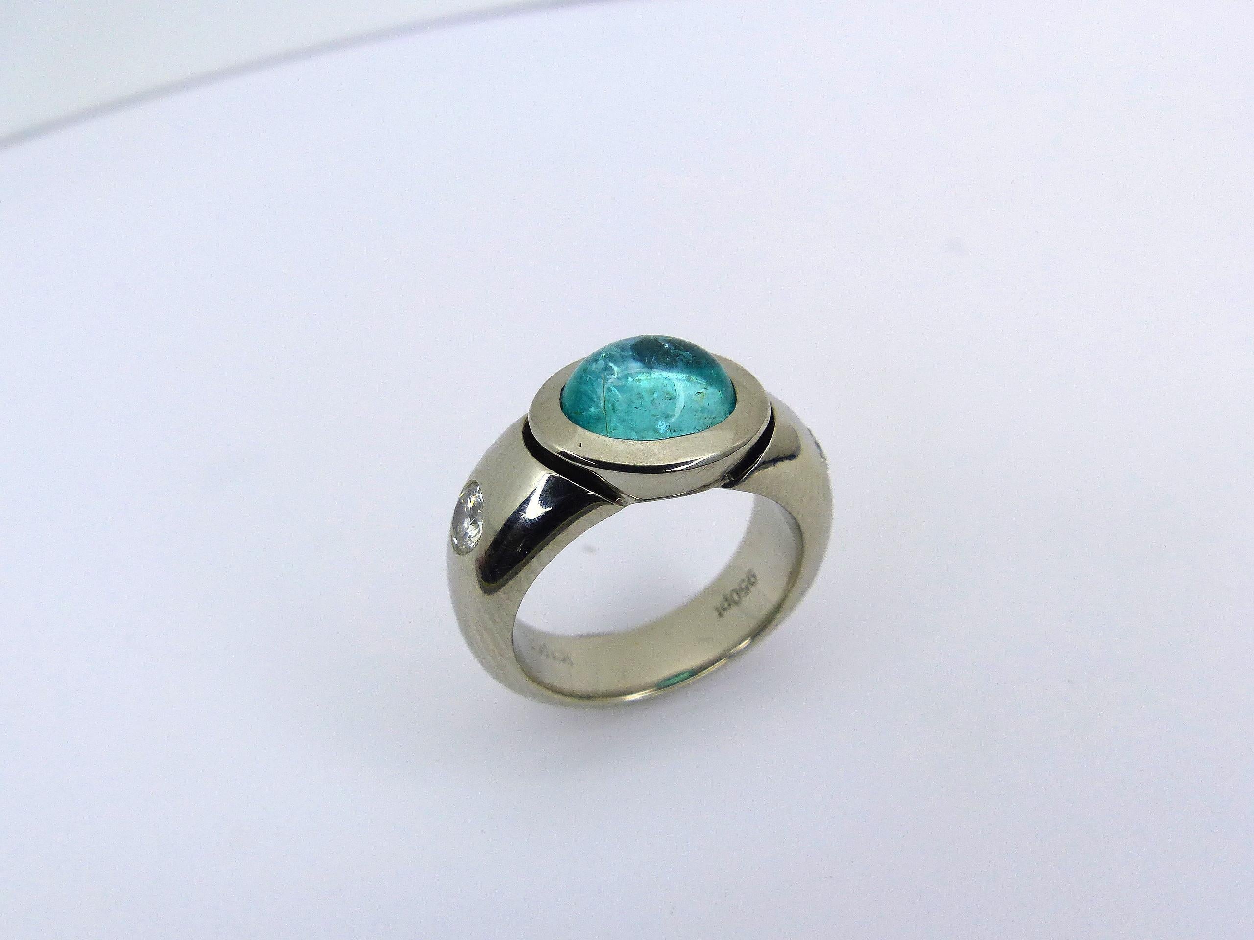 Cabochon Ring in Platinum with 1 blue/green Paraiba Tourmaline Cabouchon + 2 Diamonds