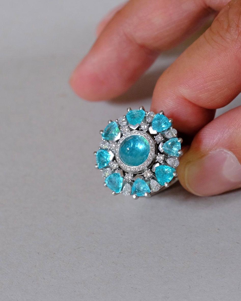 Taille cabochon Bague en platine avec 1 cabochon de tourmaline Paraiba verte et 8 Paraibas en face. en vente