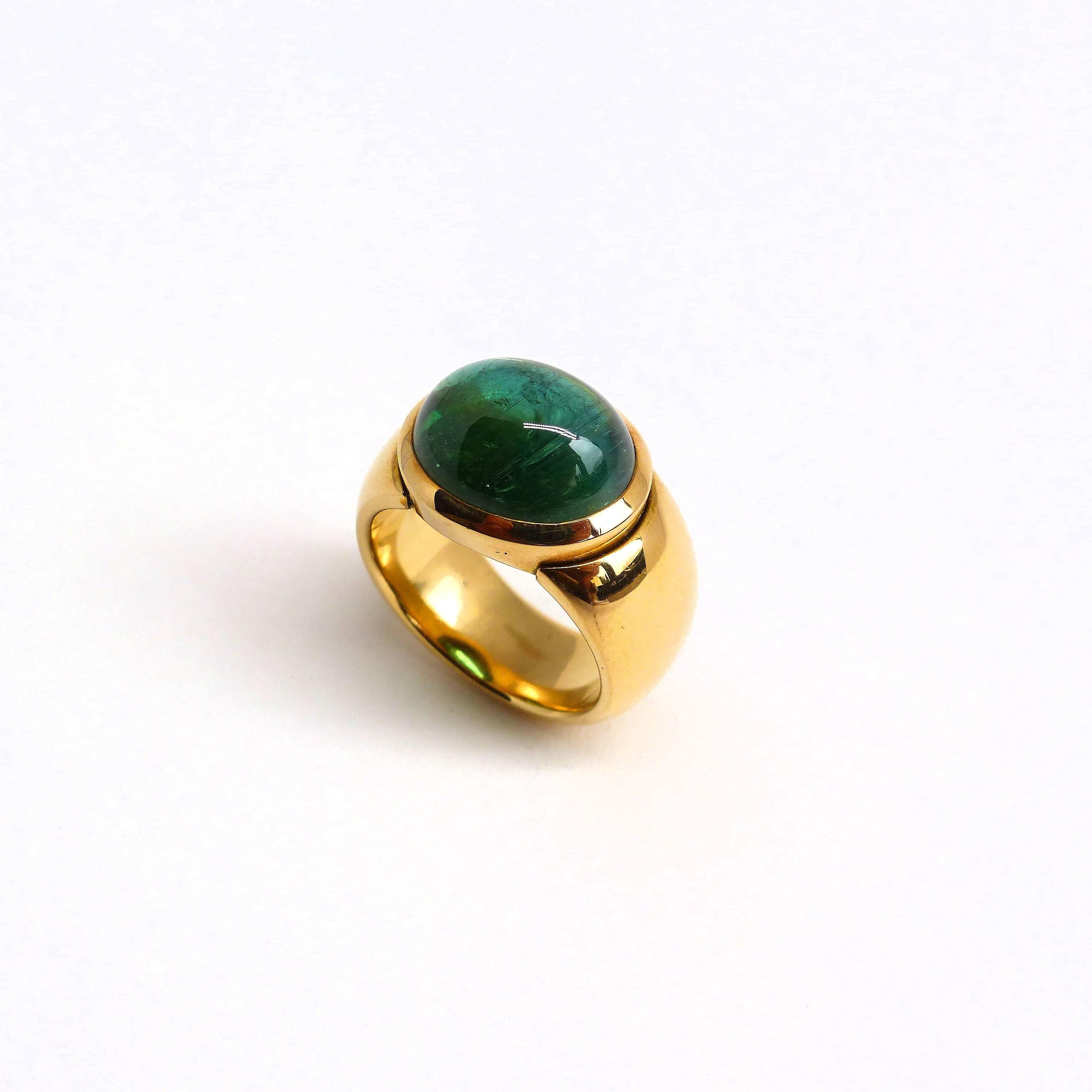 Thomas Leyser is renowned for his contemporary jewellery designs utilizing fine gemstones. 

This 18k rose gold ring (19.53g) is set with 1x fine Green Tourmaline Cabouchon (oval, 13.5x11mm, 8.06cts). 

Ringsize: 6 1/2 (53.5).
