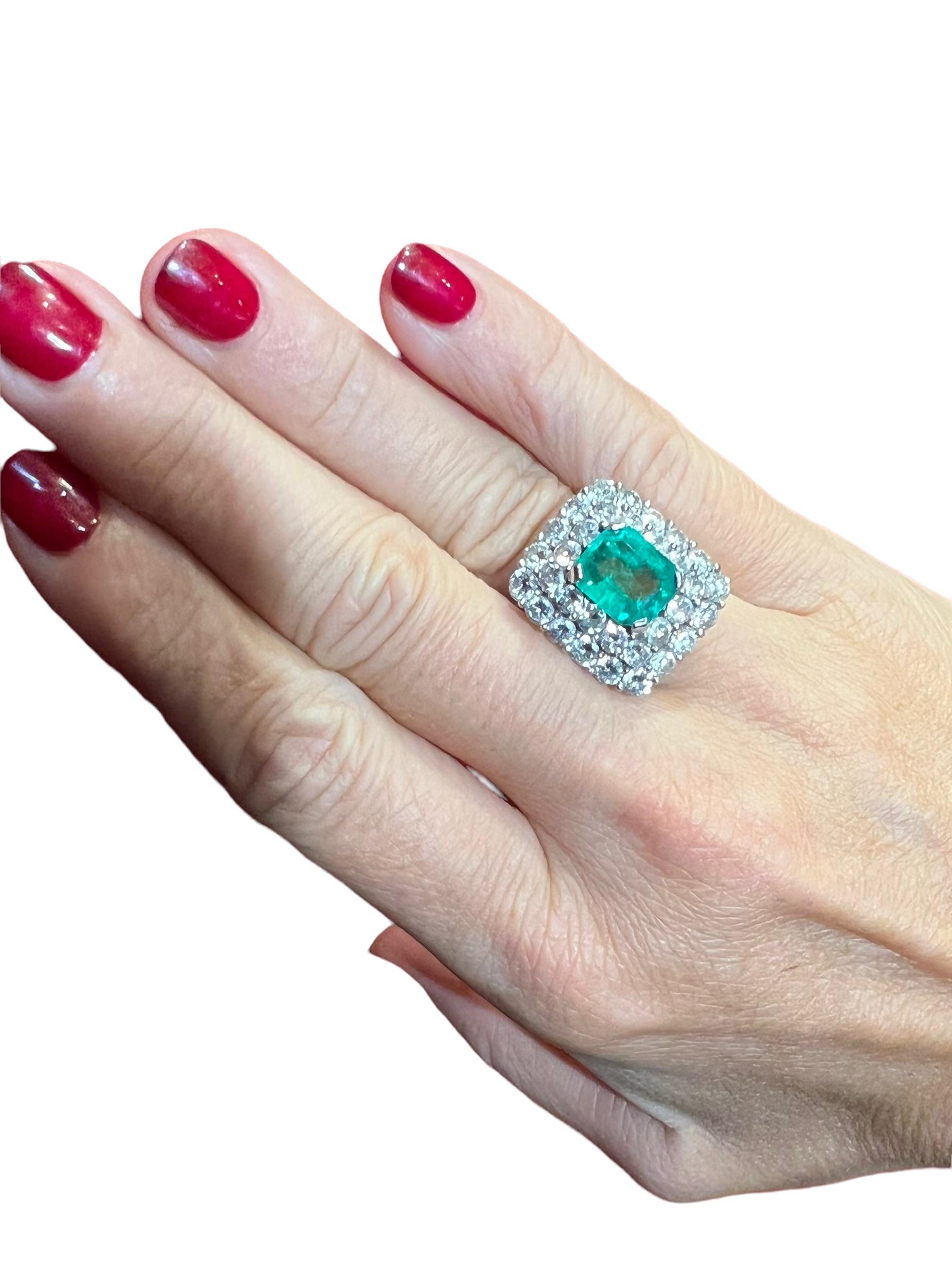 Important platinum ring, set in its center with a certified emerald from Colombia, 3.38 ct, surrounded by 32 
