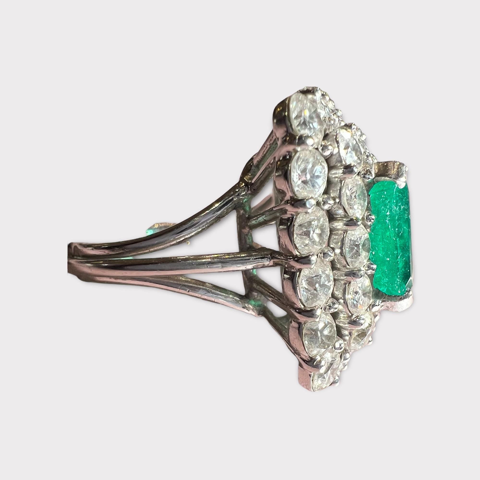 LFG Certified 3, 38 Carat Emerald, 3, 20 Carat for 32 Diamonds, Cocktail Ring In Good Condition In SAINT-OUEN-SUR-SEINE, FR