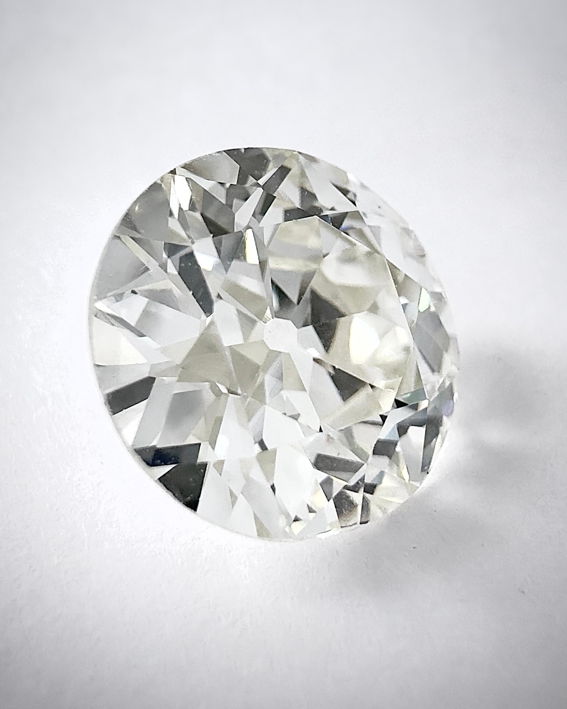This Antique Old European Round Brilliant cut Diamond weights 3.78 carats with a K color (Beautiful white face up) and VS1 Clarity (Loupe Clean).
The high quality of its cut let the stone reveal an incredible brightness.
What is interesting with