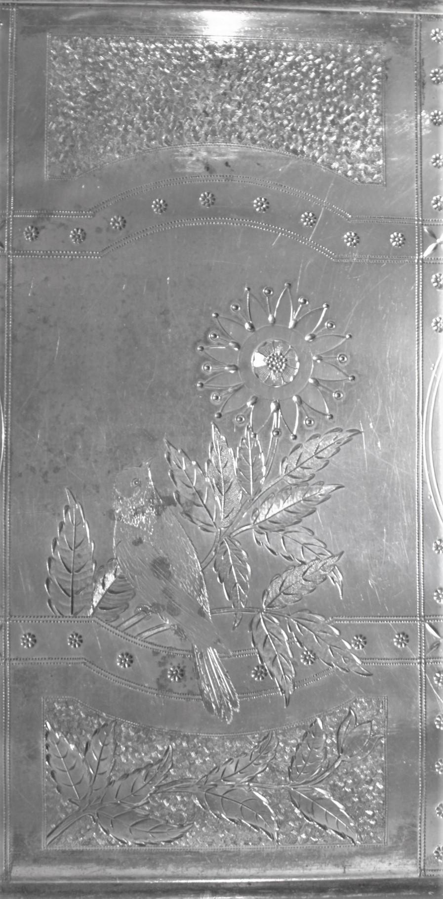 20ième siècle Lg. Aesthetic Movement Plateau de service en métal argenté avec fleurs et oiseaux gravés en vente