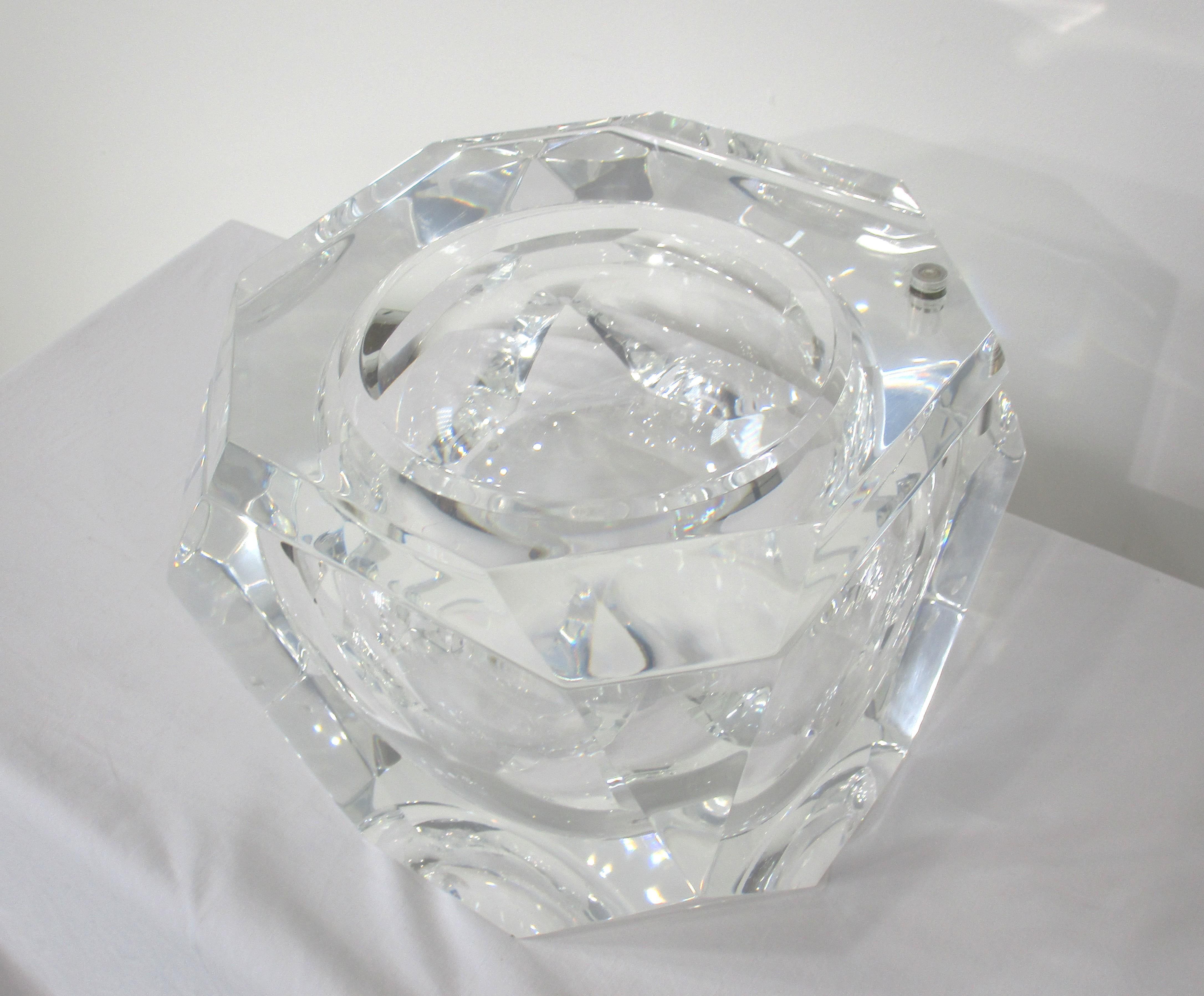 Un bellissimo e lussuoso secchiello per il ghiaccio o contenitore per caramelle in lucite Gem sfaccettata di forma ottagonale con coperchio girevole e cerniera in ottone lavorato. L'interno è perfettamente scodellato e misura 8,5