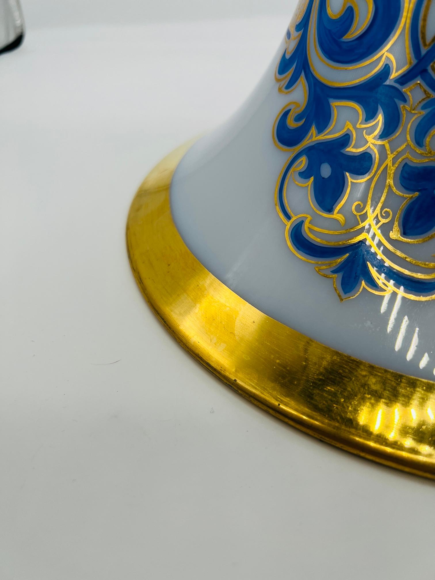 Lg. Vase français Baccarat en opaline blanche, dorée, émail bleu et bronze doré, vers 1885 en vente 5