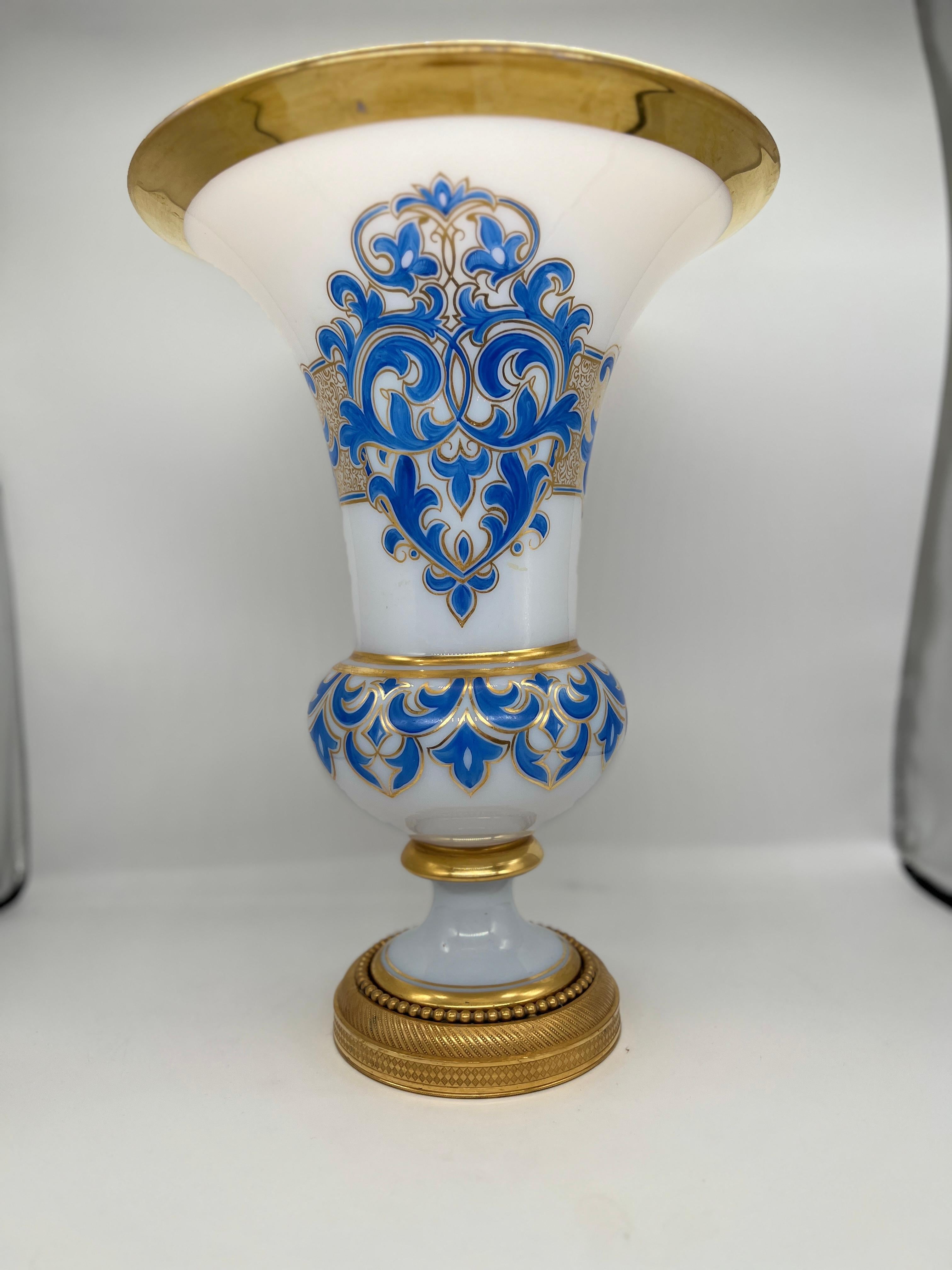 Baccarat (français, fondé en 1764), vers 1885.

Ce vase en opaline blanche, d'une hauteur impressionnante de 15,5 pouces et d'une envergure évasée de 11,375 pouces, est d'une apparence Whiting. Le vase a un bord fortement doré, des décorations de