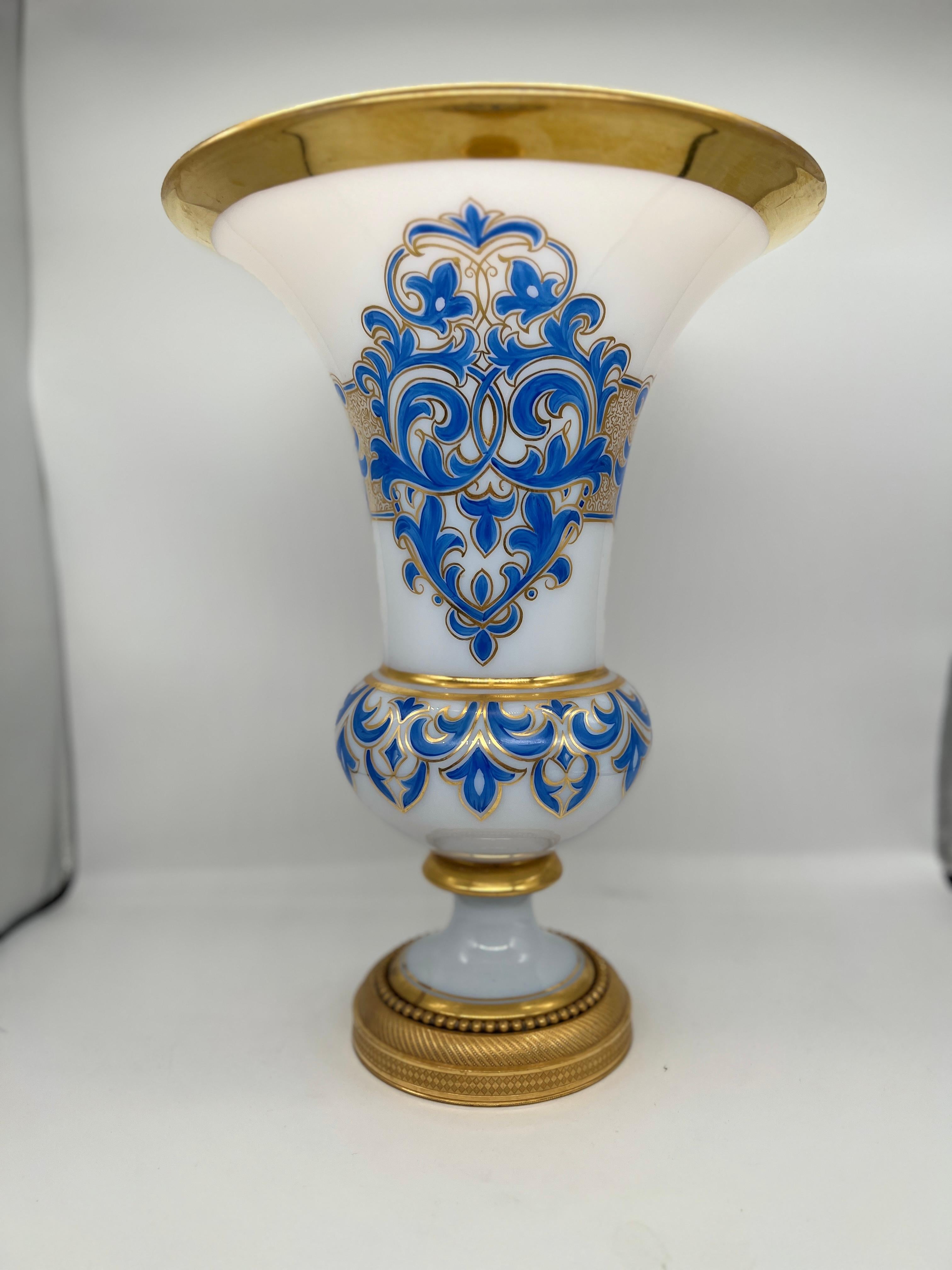 Français Lg. Vase français Baccarat en opaline blanche, dorée, émail bleu et bronze doré, vers 1885 en vente