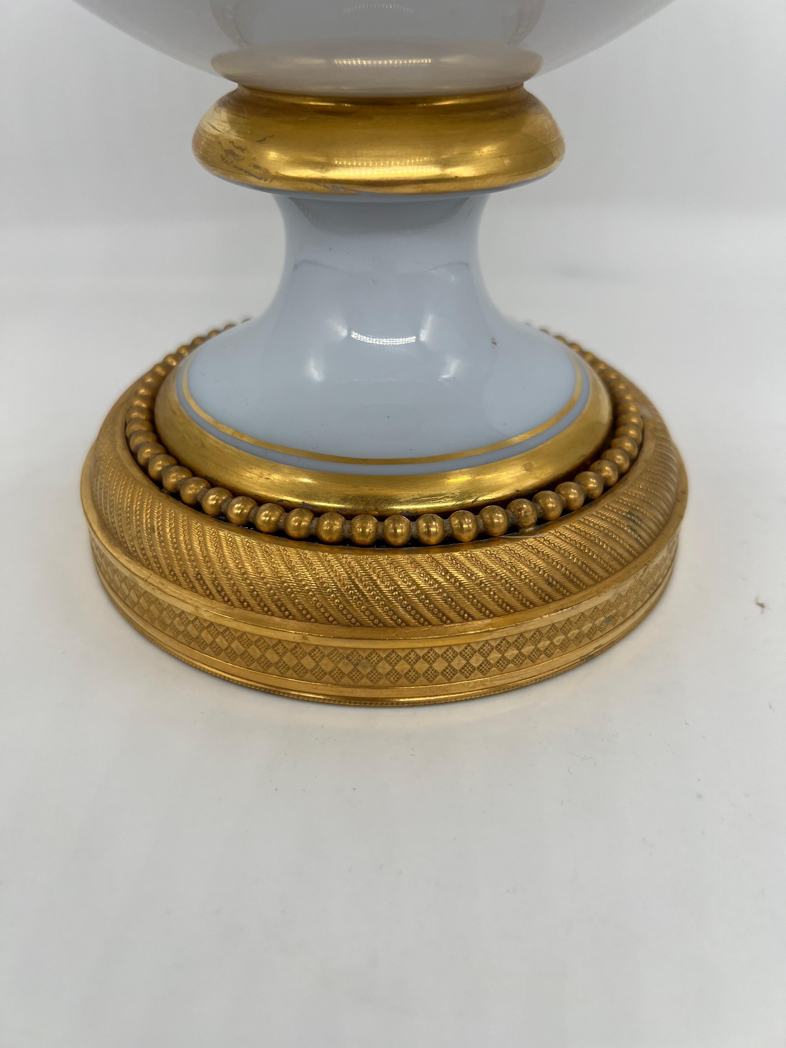 XIX secolo Lg. Vaso Baccarat French Opaline bianco, dorato, smalto blu e bronzo ormolu C.C. 1885 in vendita