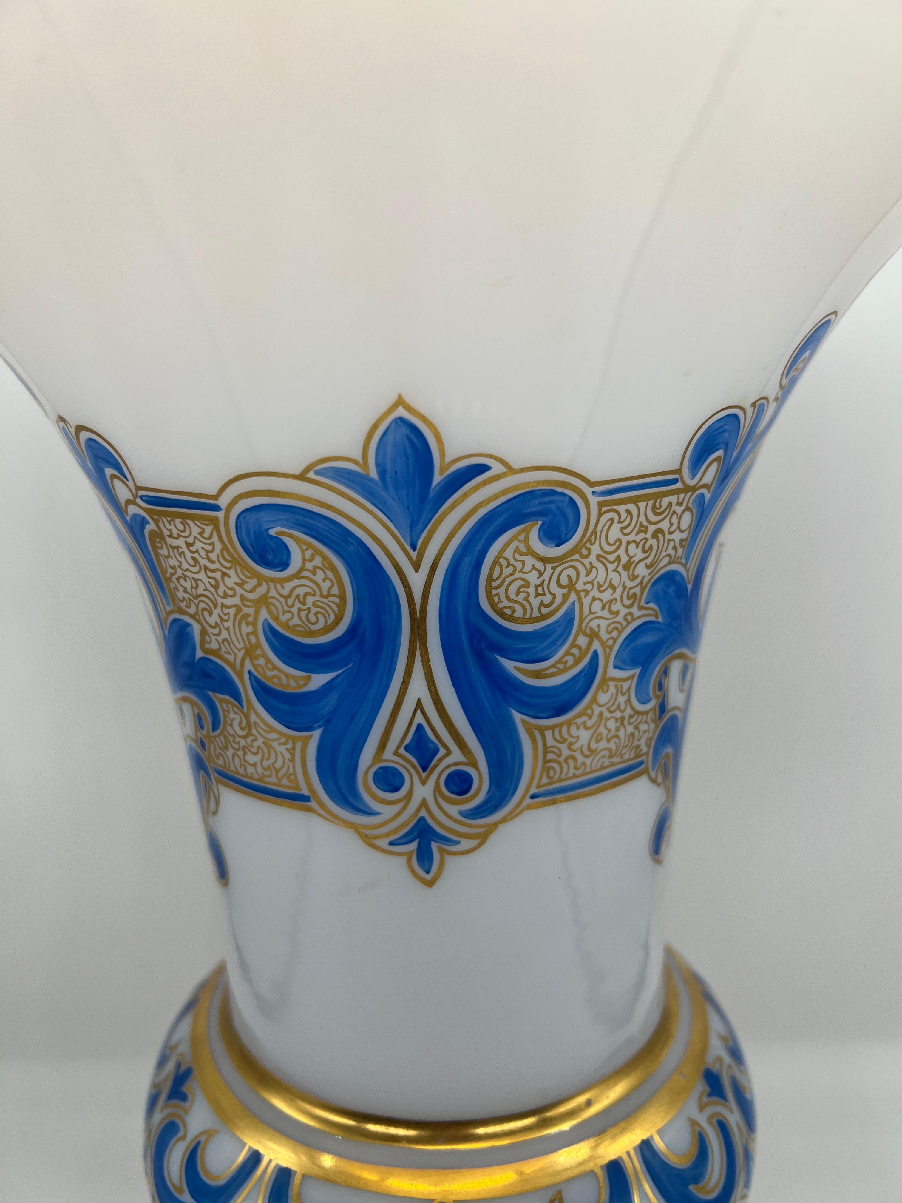 Lg. Baccarat French White Opaline, vergoldet, blau emailliert Bronze Ormolu Vase C. 1885 im Angebot 2