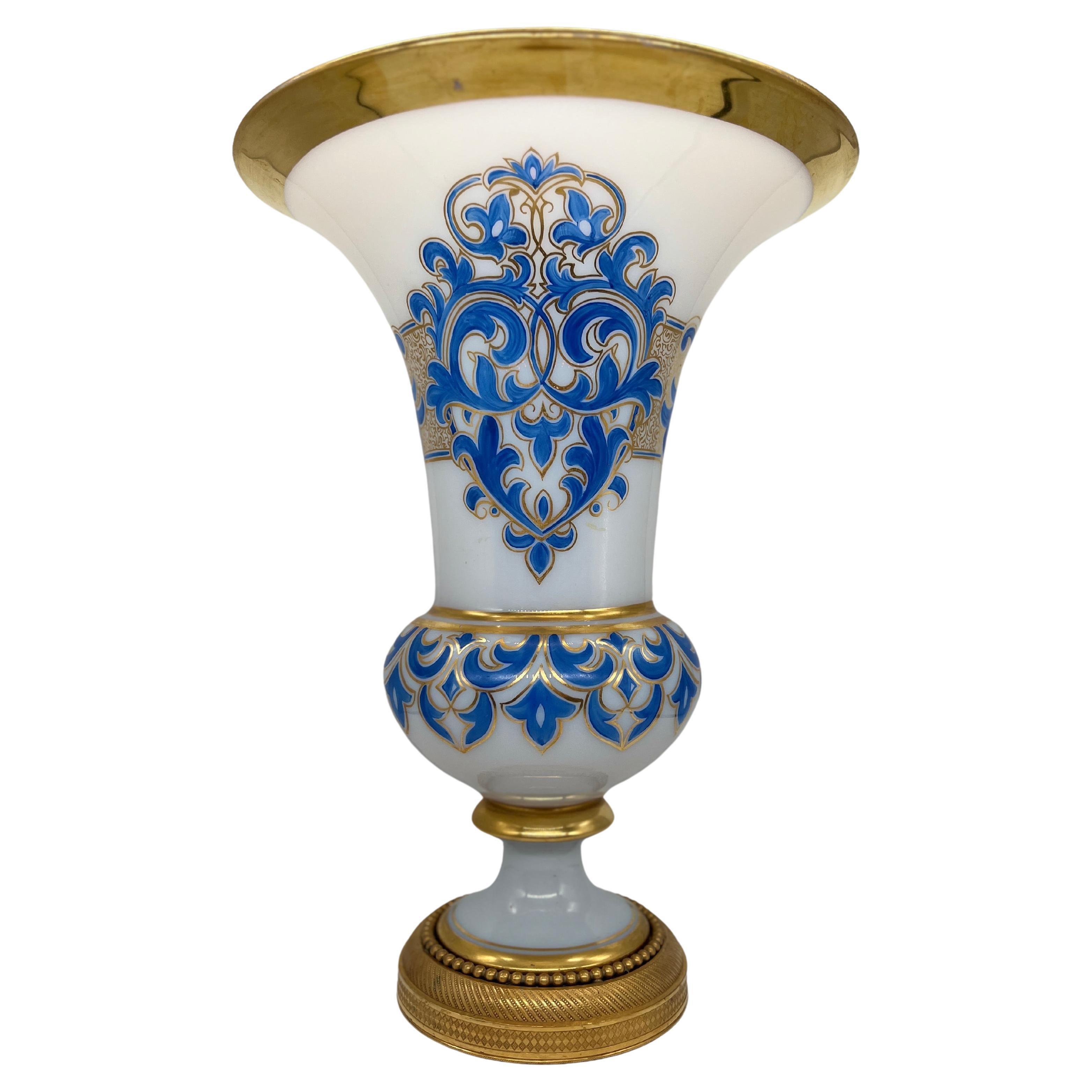 Lg. Vase français Baccarat en opaline blanche, dorée, émail bleu et bronze doré, vers 1885