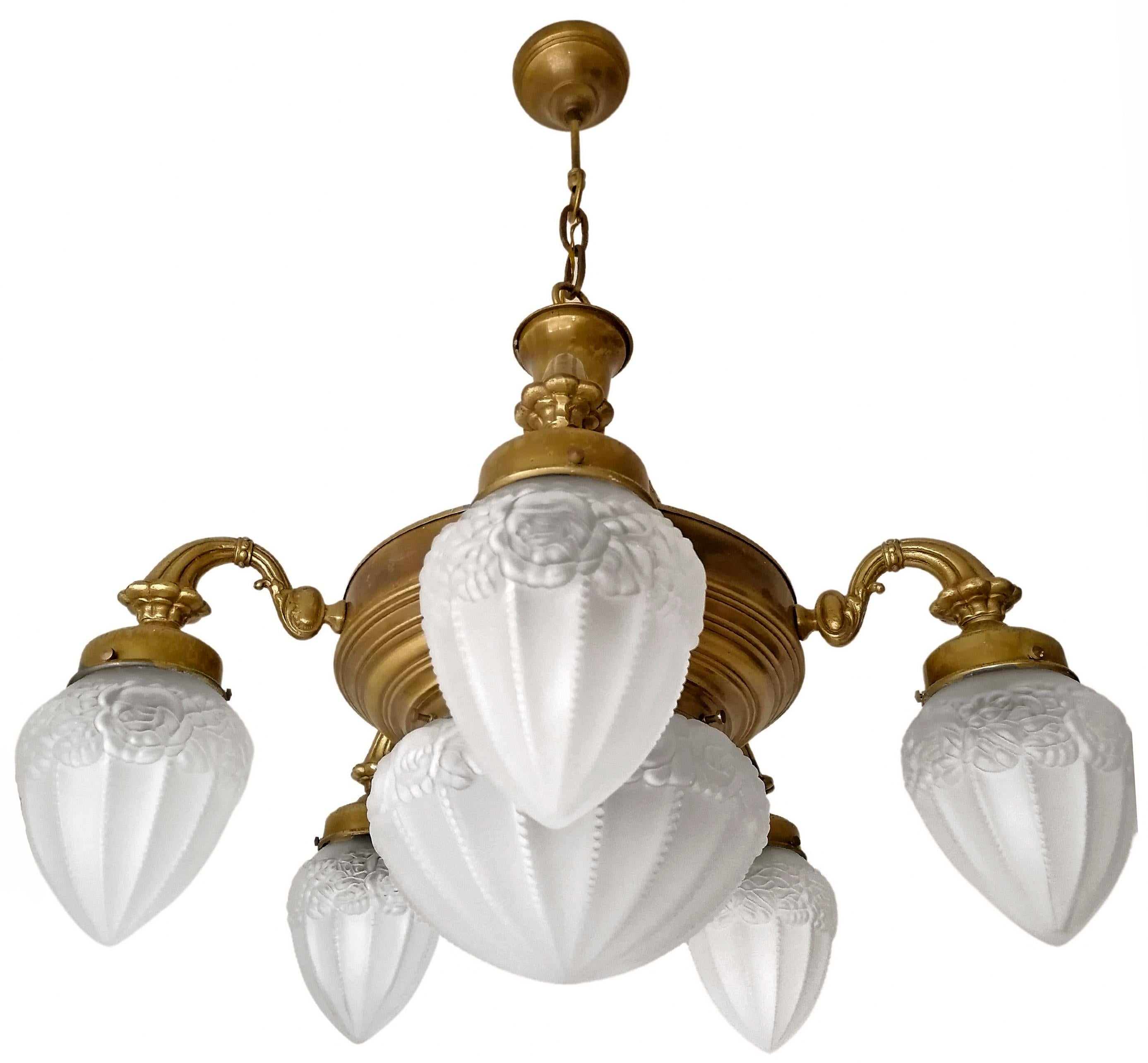 Gorgeous large French Art Deco and Art Nouveau in frosted glass chandelier. Engraved gilt brass and ornate arms. Age patina

Dimensions
Height: 39.38 in. chain - 4.72 in (100 cm chain-12 cm)
Diameter: 28.35 in. (72 cm)

6 light bulb (5-E14 + 1