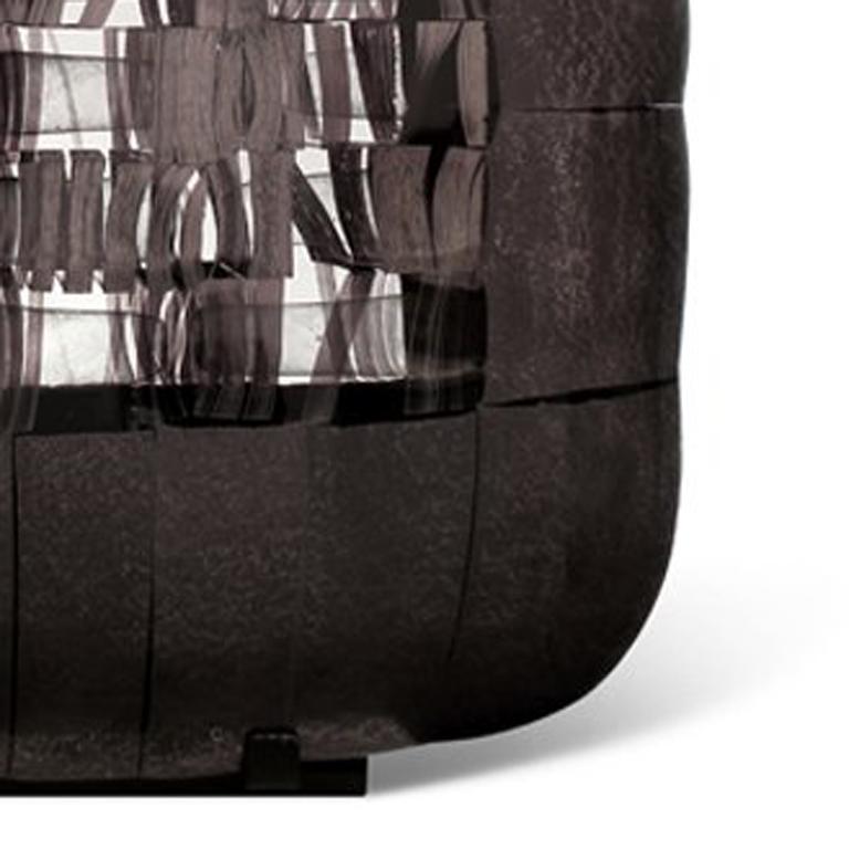 Wunderschöne mundgeblasene und verschmolzene Glasskulptur in schwarz, schwarz, braun, grau und sandgestrahlt.
Inklusive schwarzem Metallsockel (  etwa 32 cm X 10 cm  X 18 cm ).
Gesamtgewicht  etwa 20 bis 25 Kilo.