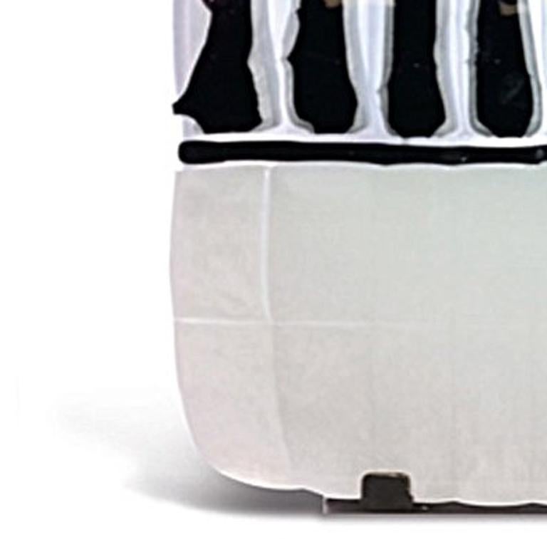 Wunderschönes Unikat aus mundgeblasenem und verschmolzenem Glas in opakem Weiß, Schwarz, Grau und Weißsilber transparent.
Inklusive schwarzem Metallsockel (ca. 32 cm x 10 cm x 18 cm).
Gesamtgewicht  etwa 20 bis 25 Kilo

