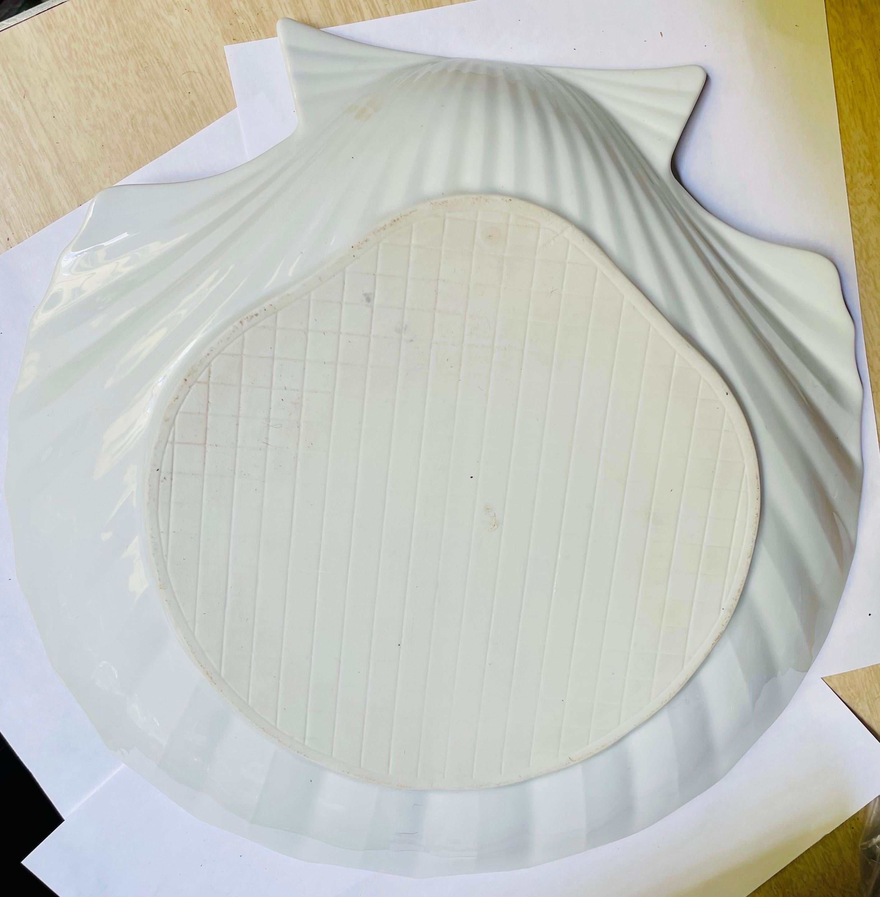Lg White Keramik Muschel Halbschale servieren Center Dish Teller (Gebrannt) im Angebot