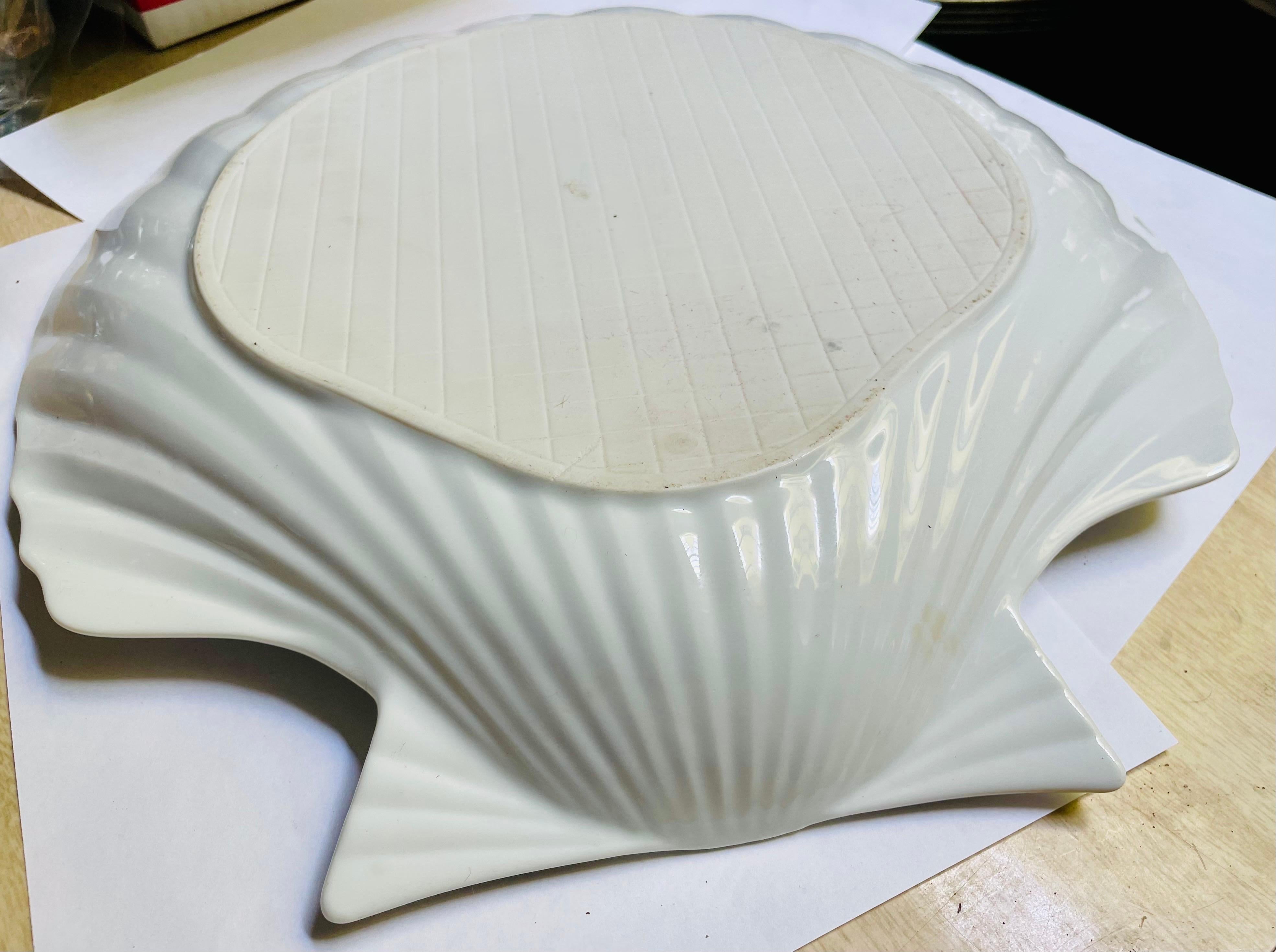 Lg White Keramik Muschel Halbschale servieren Center Dish Teller im Zustand „Gut“ im Angebot in Clifton Forge, VA