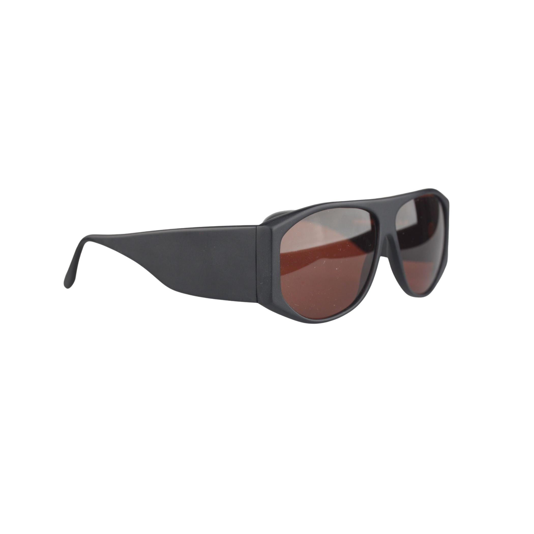 Treten Sie ein in eine Welt des raffinierten Luxus mit dieser Unisex-Sonnenbrille Matt Black von L.G.R., dem perfekten Accessoire, das jeden Look aufwertet. Diese mit Präzision und Stil gefertigte Sonnenbrille hat einen eleganten, mattschwarzen