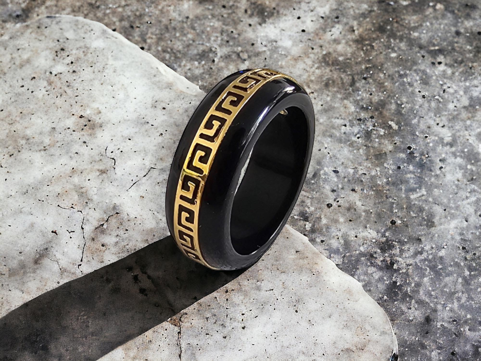 Li Schwarzer Onyx-Ring (mit 14k massivem Gold) - Cocktail-Ring für Männer und Frauen (Cabochon) im Angebot