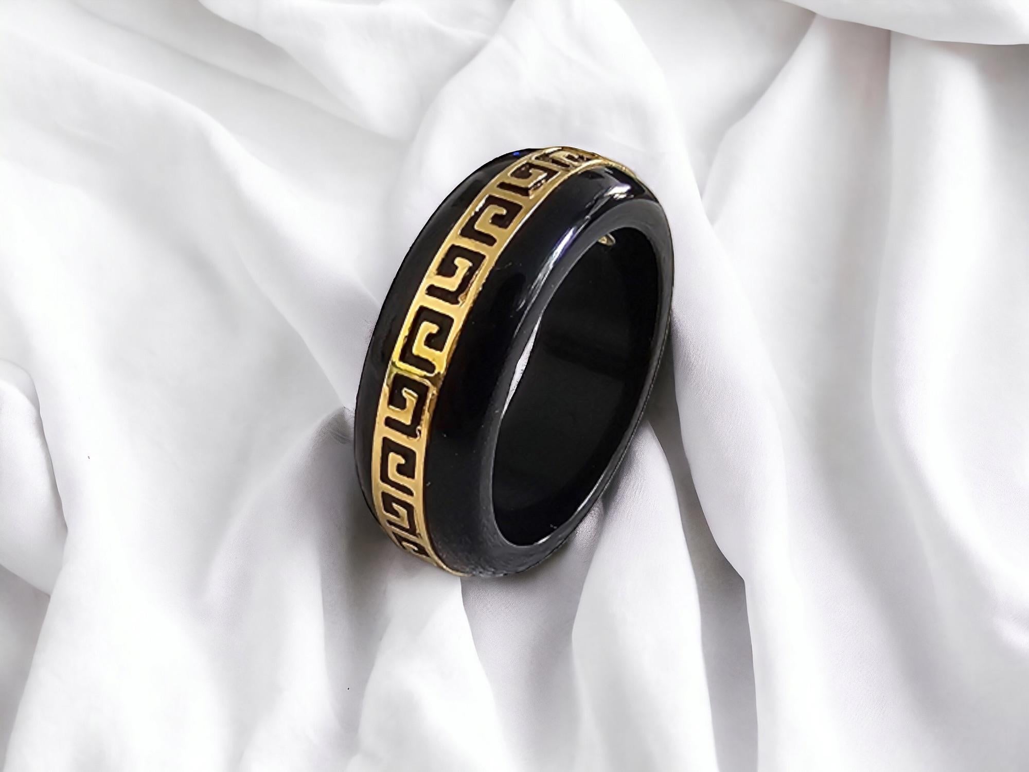 Li Black Onyx Band Ring (With 14k Solid Gold) - Cocktail Ring for Men and Women For Sale 2