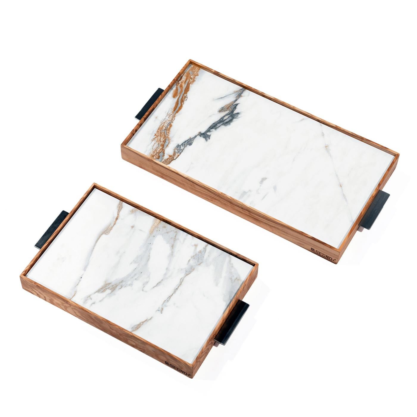 A fusion of design and functionality, this tray by Disegnopiù boasts a refined surface of Gress Reverie. The varying veins ranging from light grey to cream, rich terracotta hues, and delicate ink-blue shades create a distinctive visual landscape