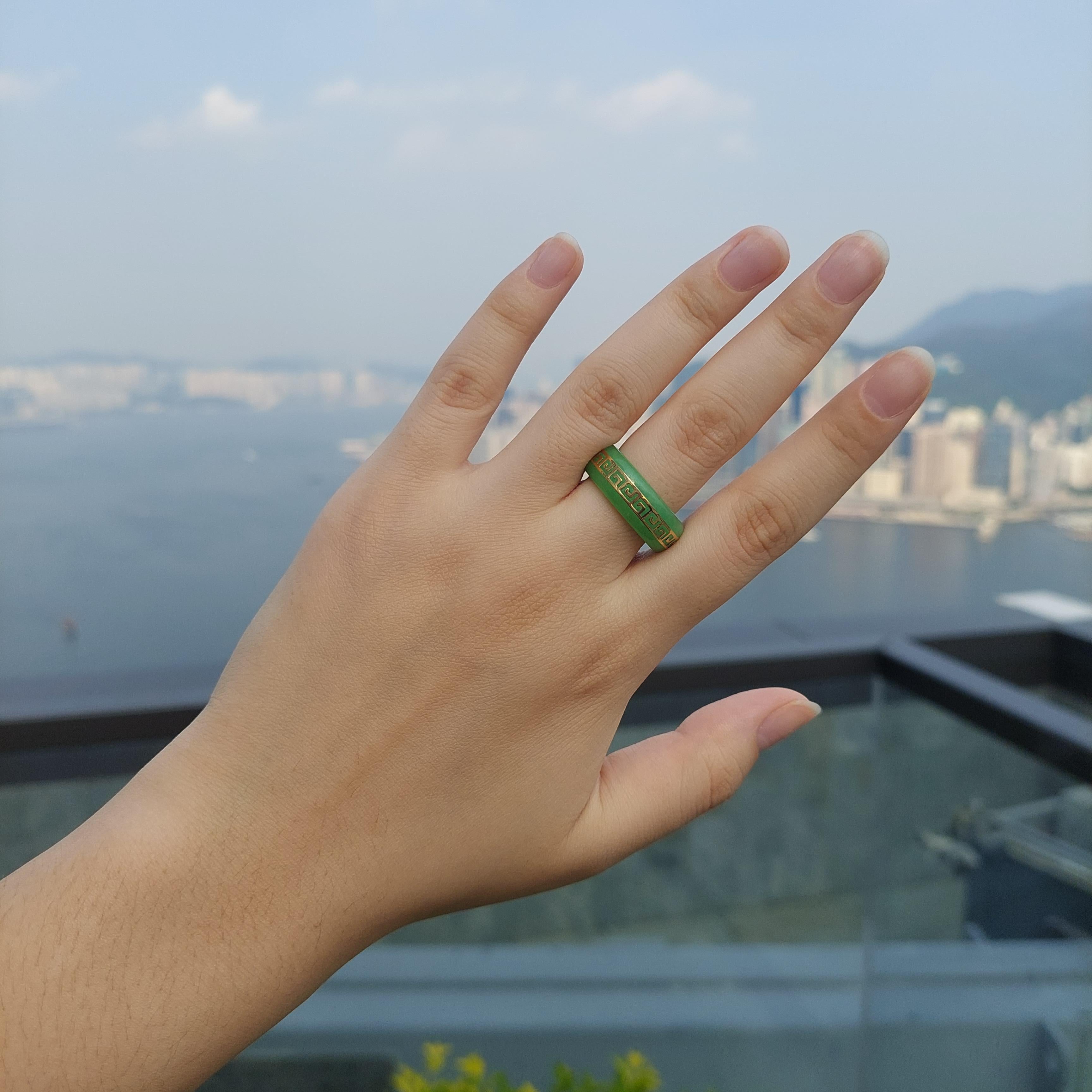 Li Grüner Jade Bandring (mit 14k massivem Gold) - Cocktail-Ring für Herren/Frauen im Zustand „Neu“ im Angebot in Kowloon, HK