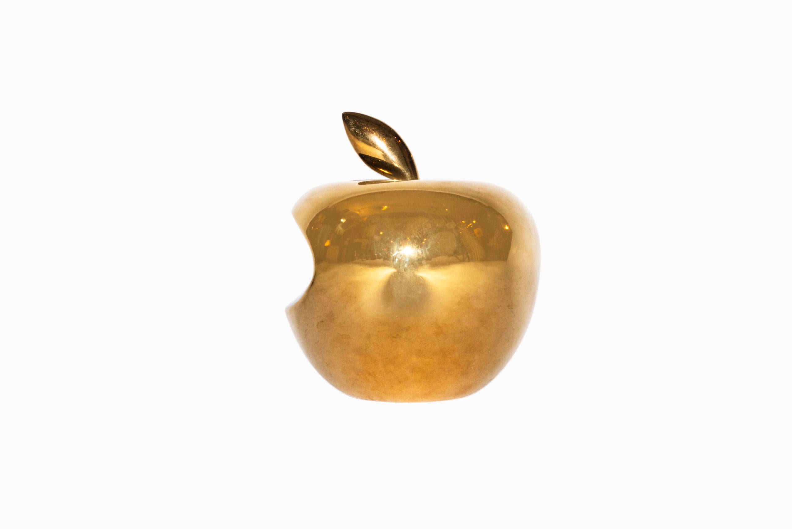 Li Lihong (born in 1970), Golden Apple-China,
enamelled porcelain signed and numbered under the base counter signed in pinyin, 
Galerie Loft edition, Paris, 300 copies.
Chine, circa 2010.

Measures: Height 19 cm, diameter 16 cm.

Li Lihong is an